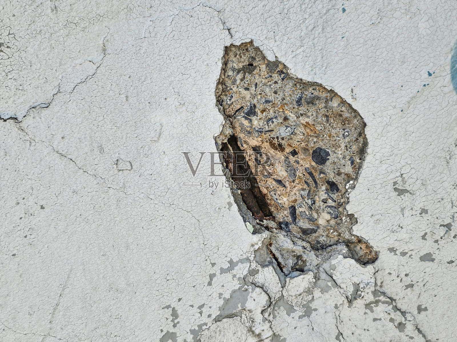 大型混凝土表面的特写，揭示了内部的钢结构照片摄影图片