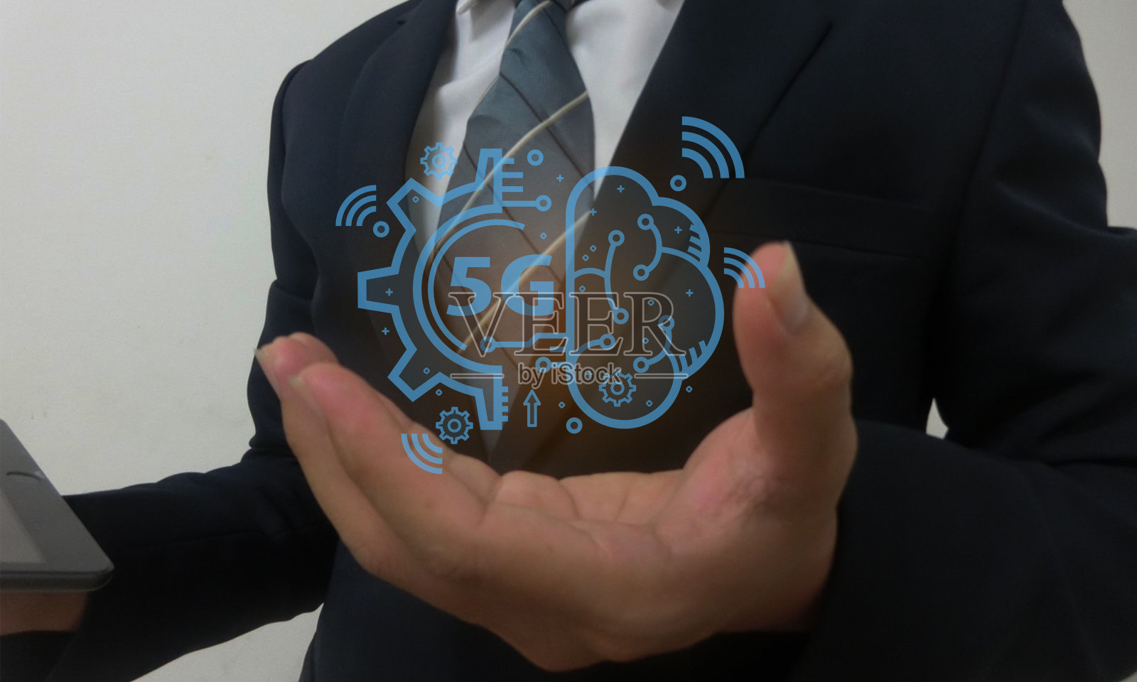 在数字显示器上使用电脑的商业女性与具有人工智能或人工智能技术的聊天机器人交谈。沟通、交谈和寻求帮助照片摄影图片