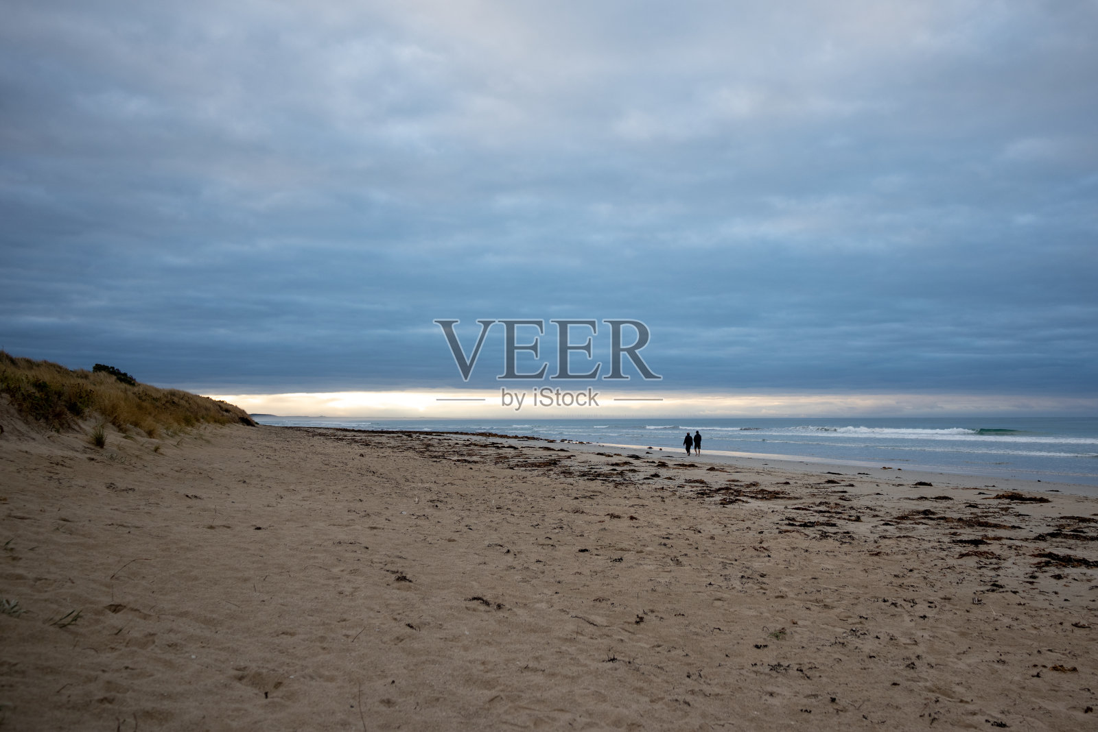 澳大利亚维多利亚州纳拉廊海滩，一对夫妇在黎明时分散步照片摄影图片