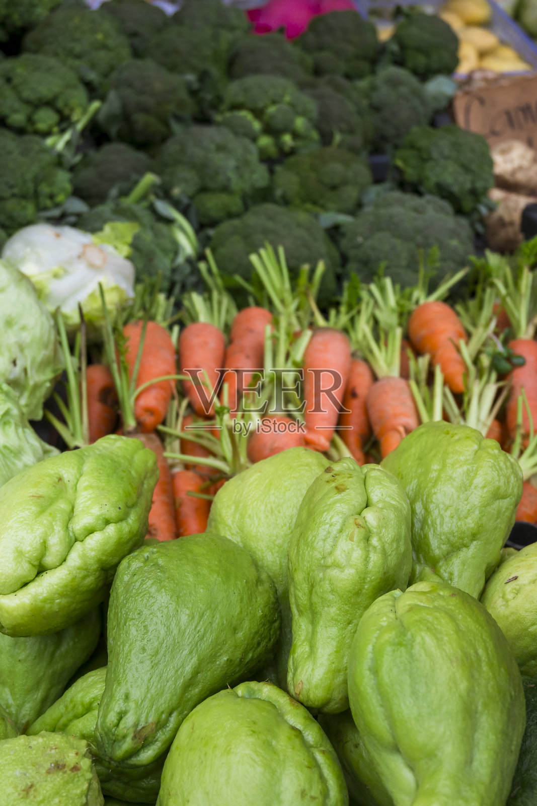 五颜六色的新鲜有机蔬菜，包括佛手瓜、胡萝卜和西兰花在当地农贸市场展出。在伊富高省洪端。照片摄影图片