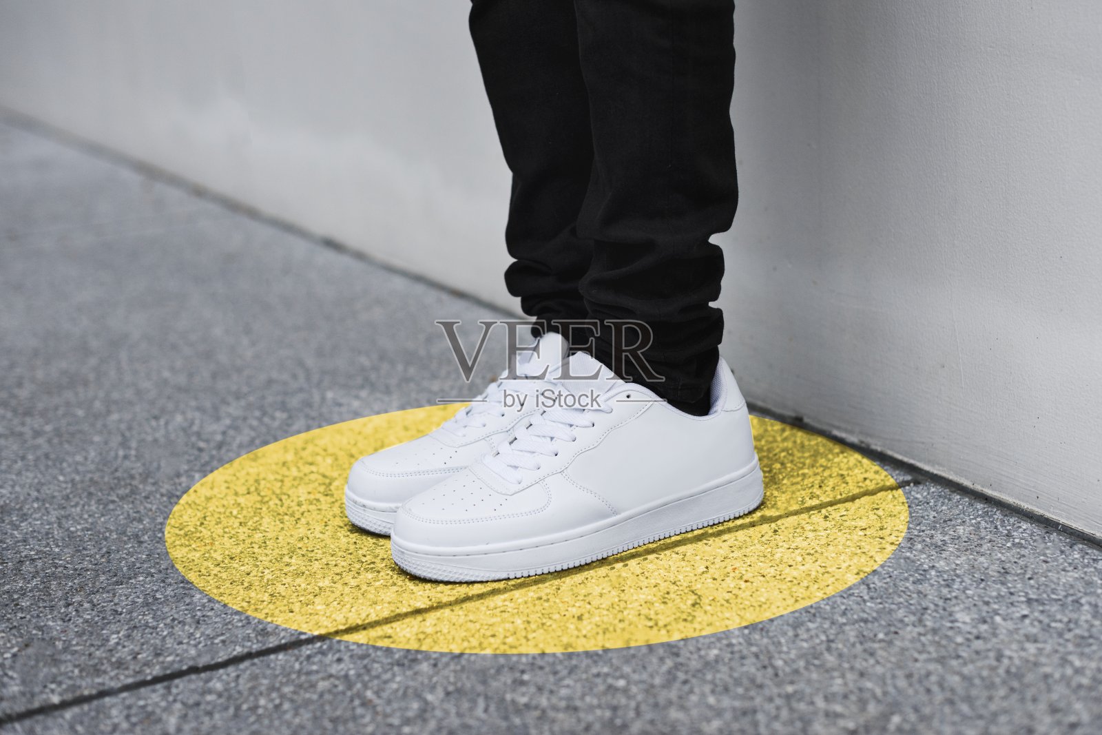 独自一人保持社交距离照片摄影图片