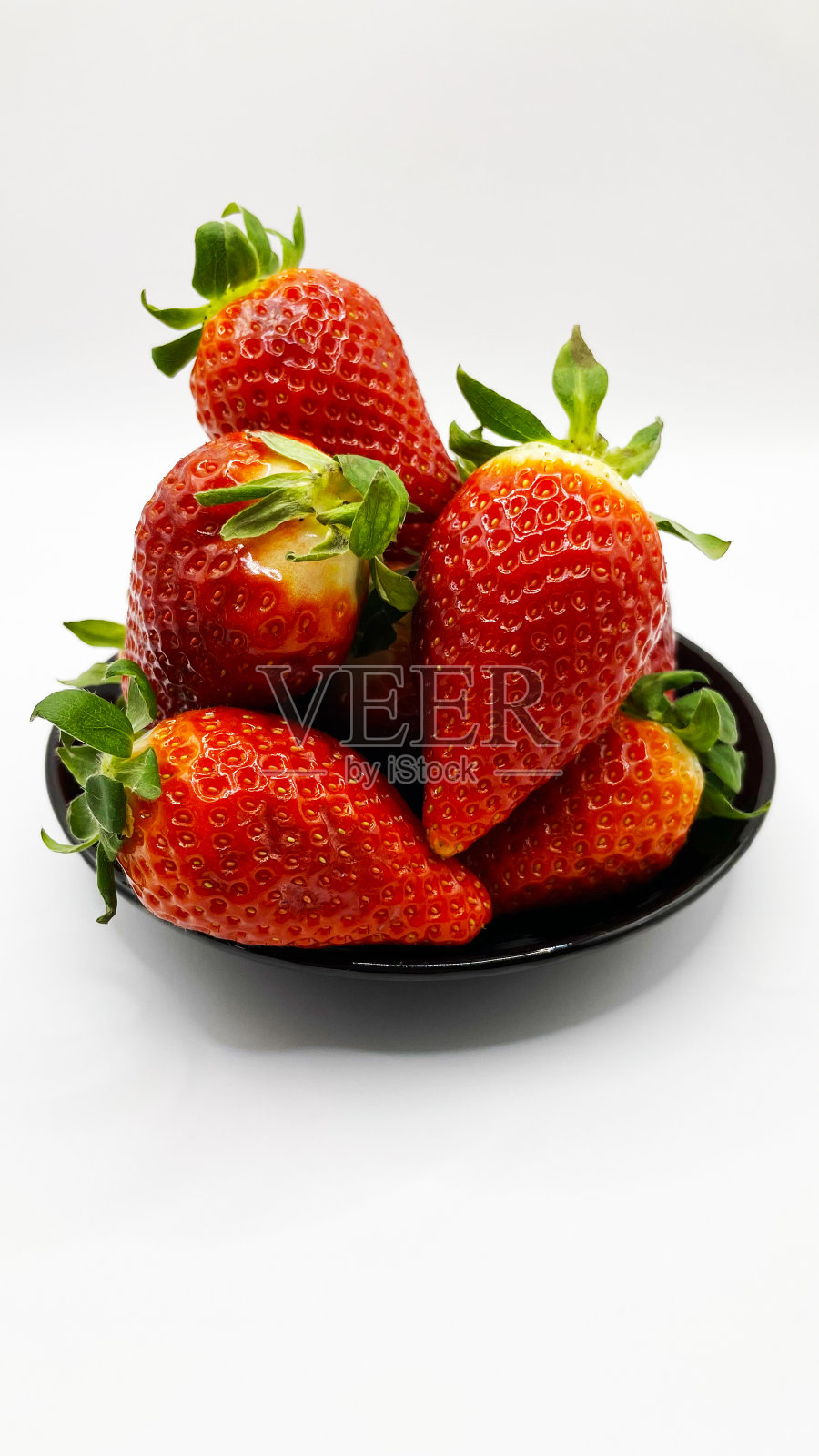 多汁美味的草莓放在盘子里。很多草莓。草莓在容器里。红色的草莓。照片摄影图片