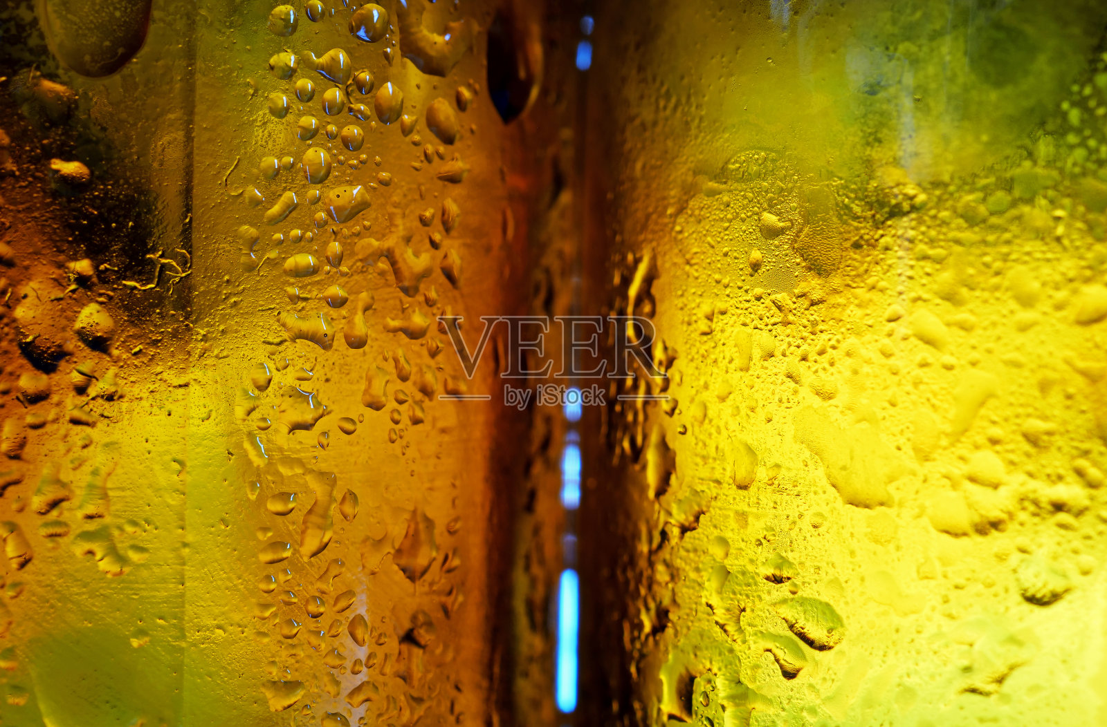 特写:药瓶玻璃上的水滴照片摄影图片