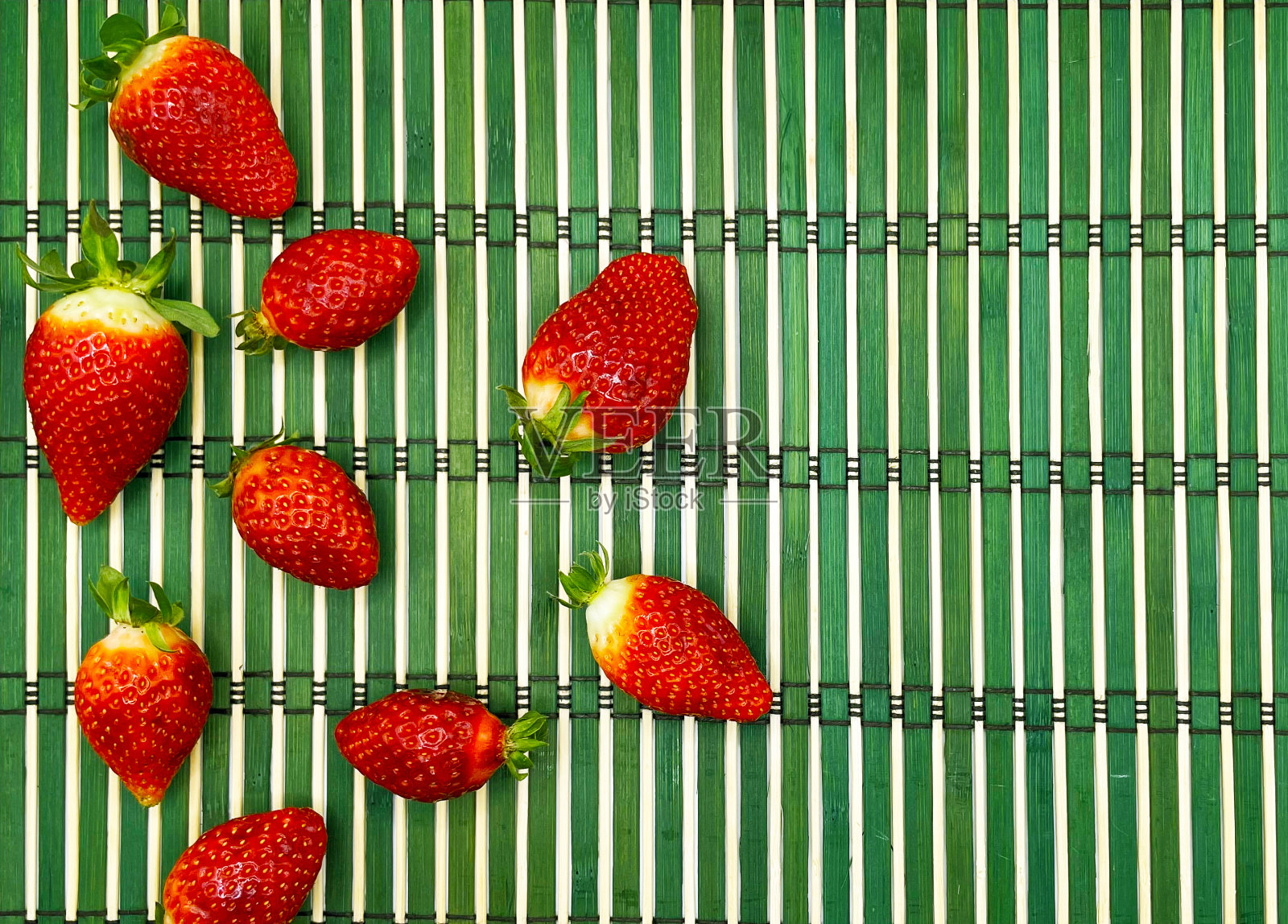 多汁美味的草莓放在盘子里。很多草莓。草莓在容器里。红色的草莓。照片摄影图片