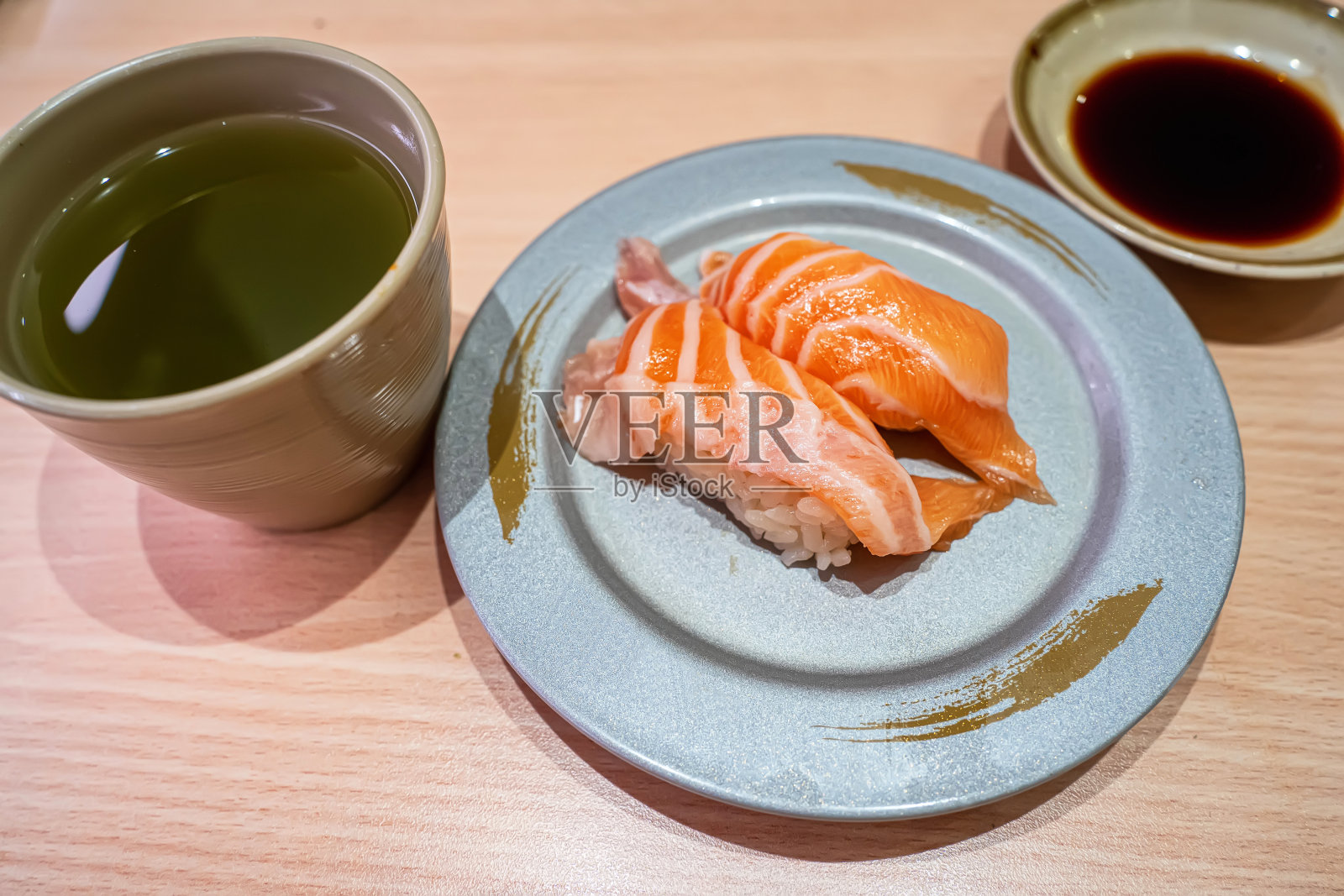 鲑鱼肚寿司照片摄影图片