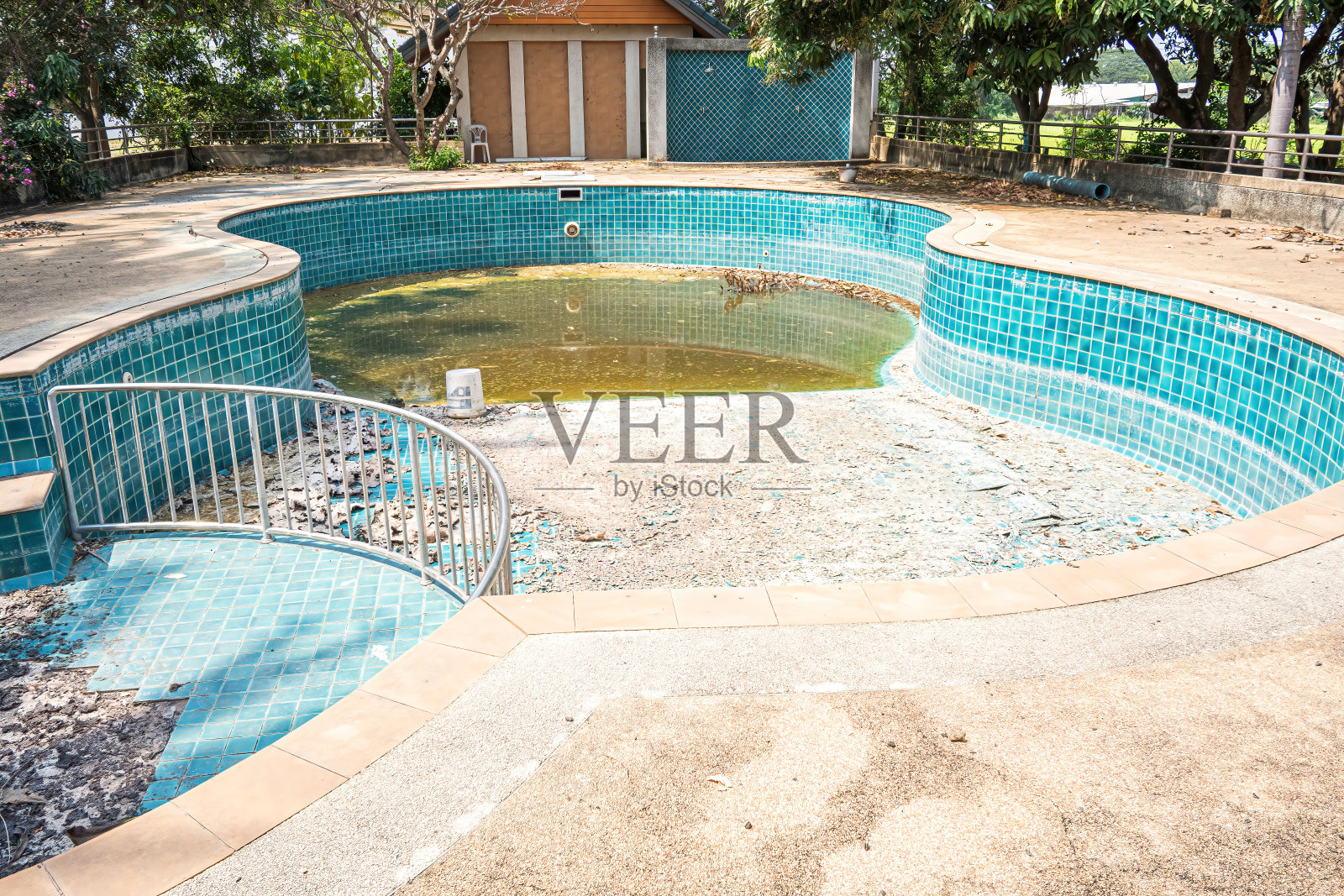 废弃游泳池照片摄影图片