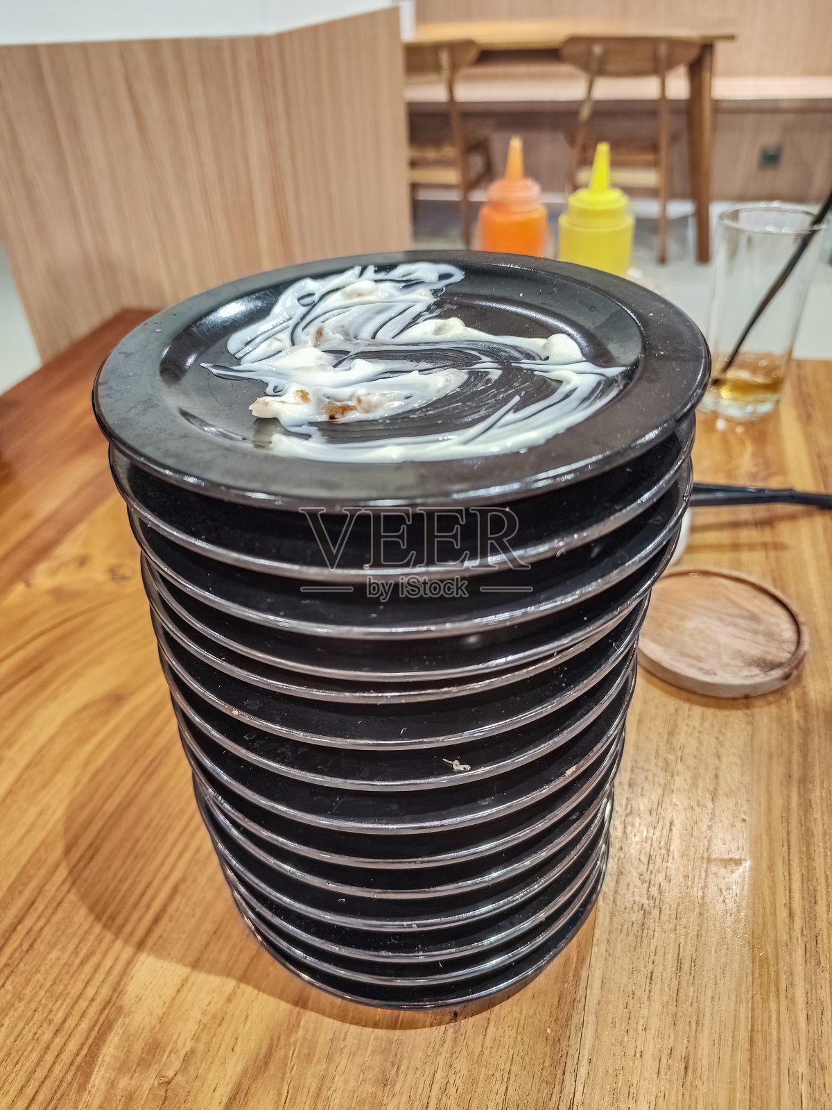 在日式餐厅里，一堆吃剩的寿司，有“随便吃”或“自助餐”的概念，还有“kaiitenzhi”或“移动传送带寿司”。照片摄影图片