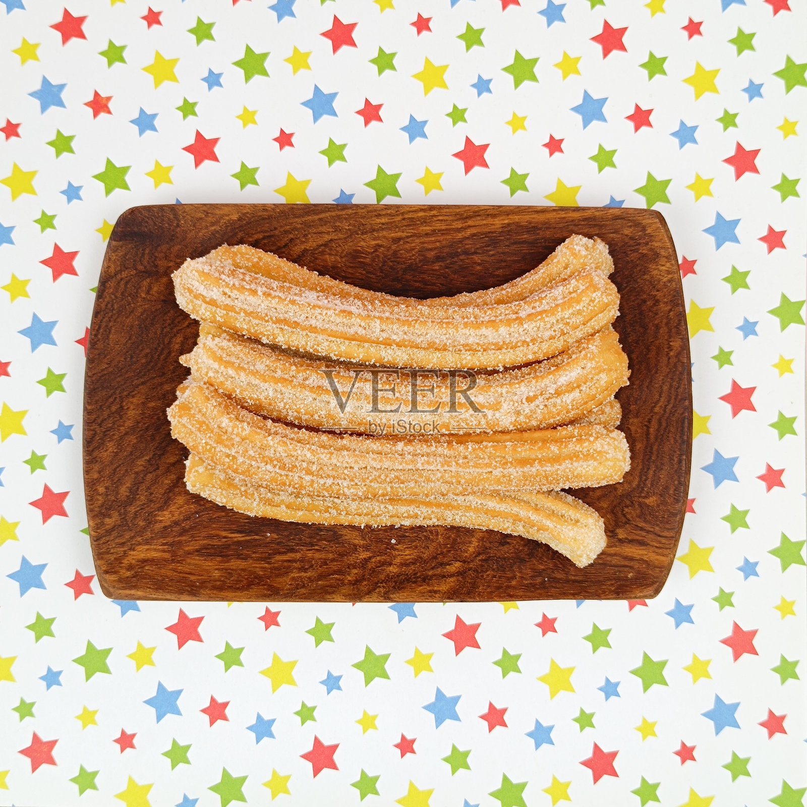 几个油条，特写，在一个盘子里照片摄影图片