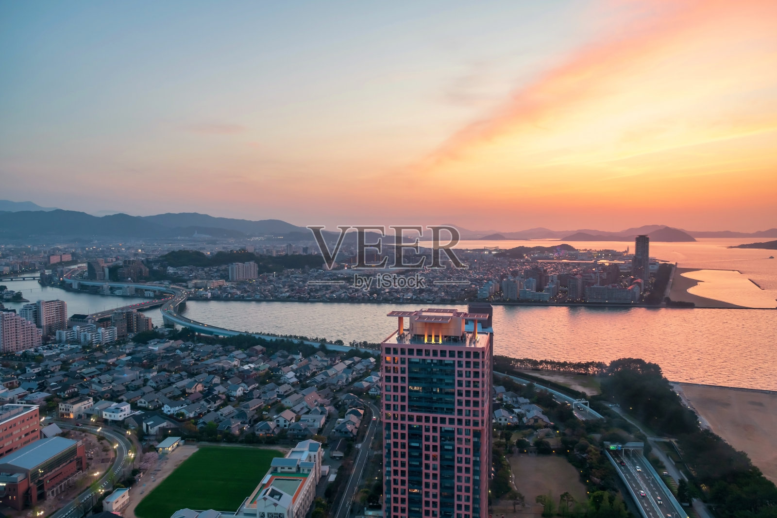 从福冈观景台塔俯瞰日落城市景观照片摄影图片