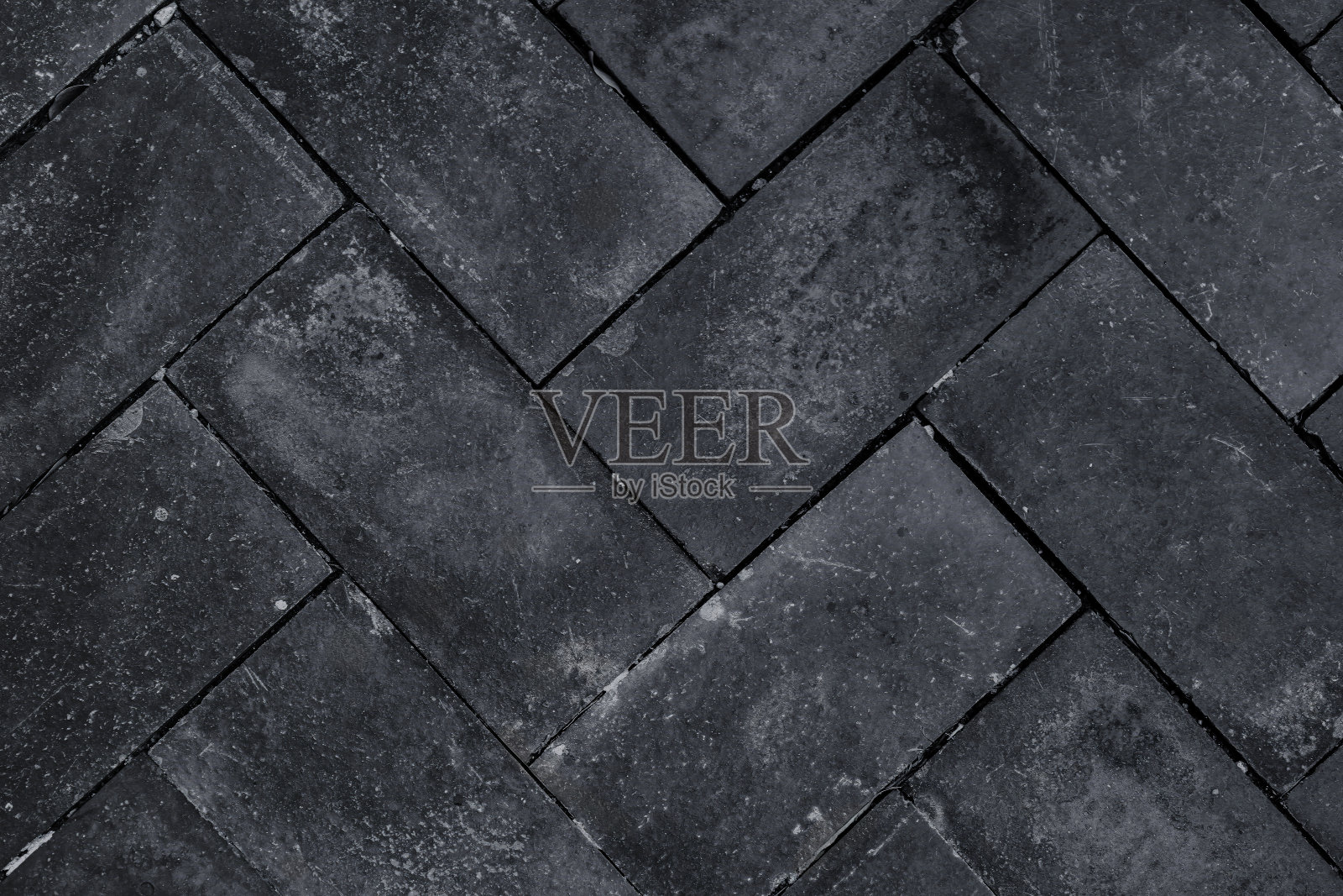 之字形铺路砖石图案人行道街砖。人行道上的石头。街道鹅卵石，地面瓷砖人行道，人行道公园，道路或花园。照片摄影图片