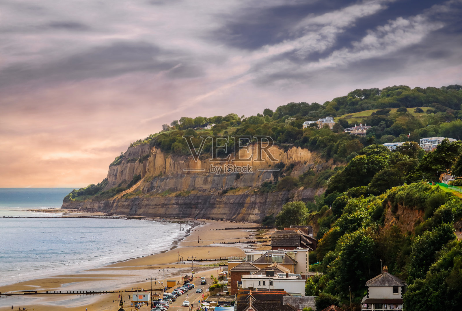 怀特岛海岸的风景与游泳区和度假建筑照片摄影图片