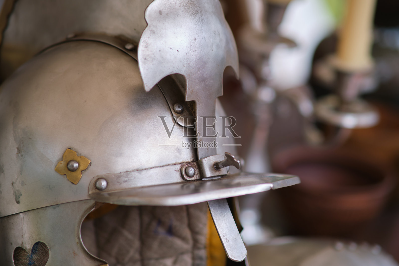 一顶镶着金十字架的银头盔照片摄影图片