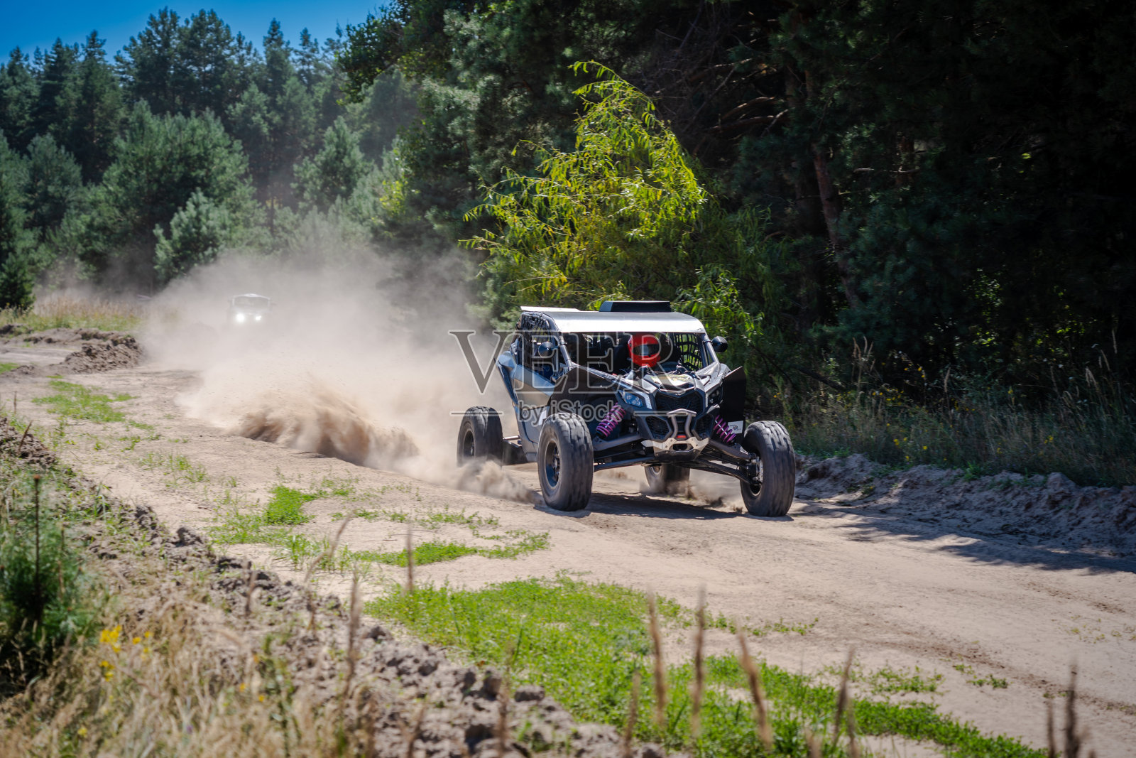 越野车，4x4在尘土飞扬的道路上比赛。拉力赛，极限，肾上腺素照片摄影图片