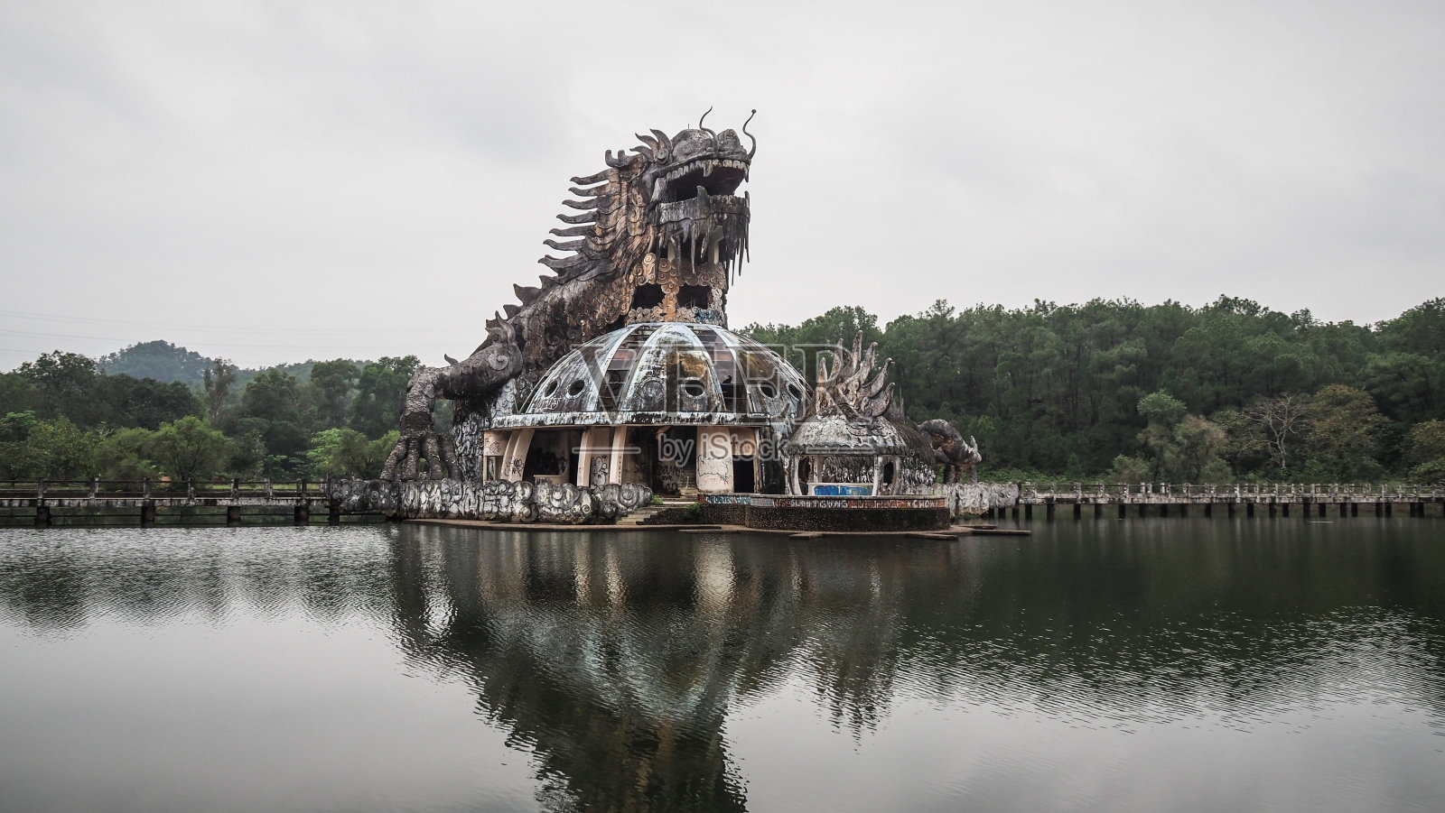 越南中部顺化废弃的水上乐园照片摄影图片