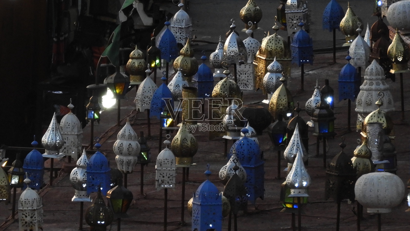 马拉喀什，有灯的屋顶照片摄影图片