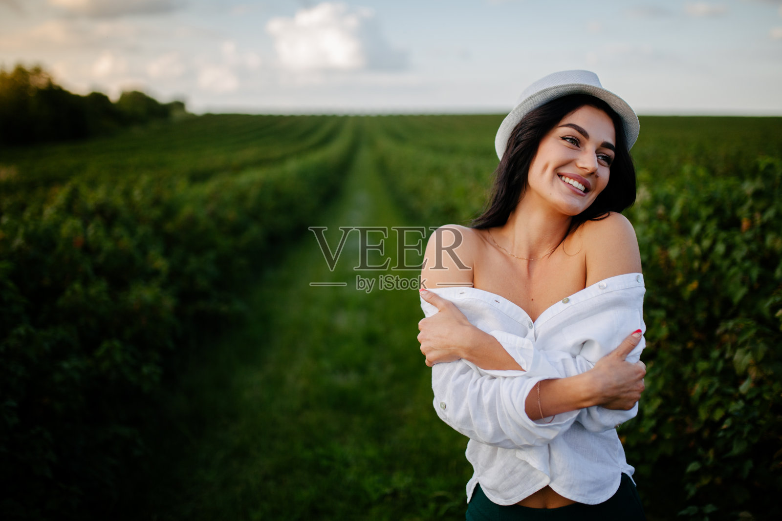 一个年轻美丽的女人在大自然的肖像照片摄影图片