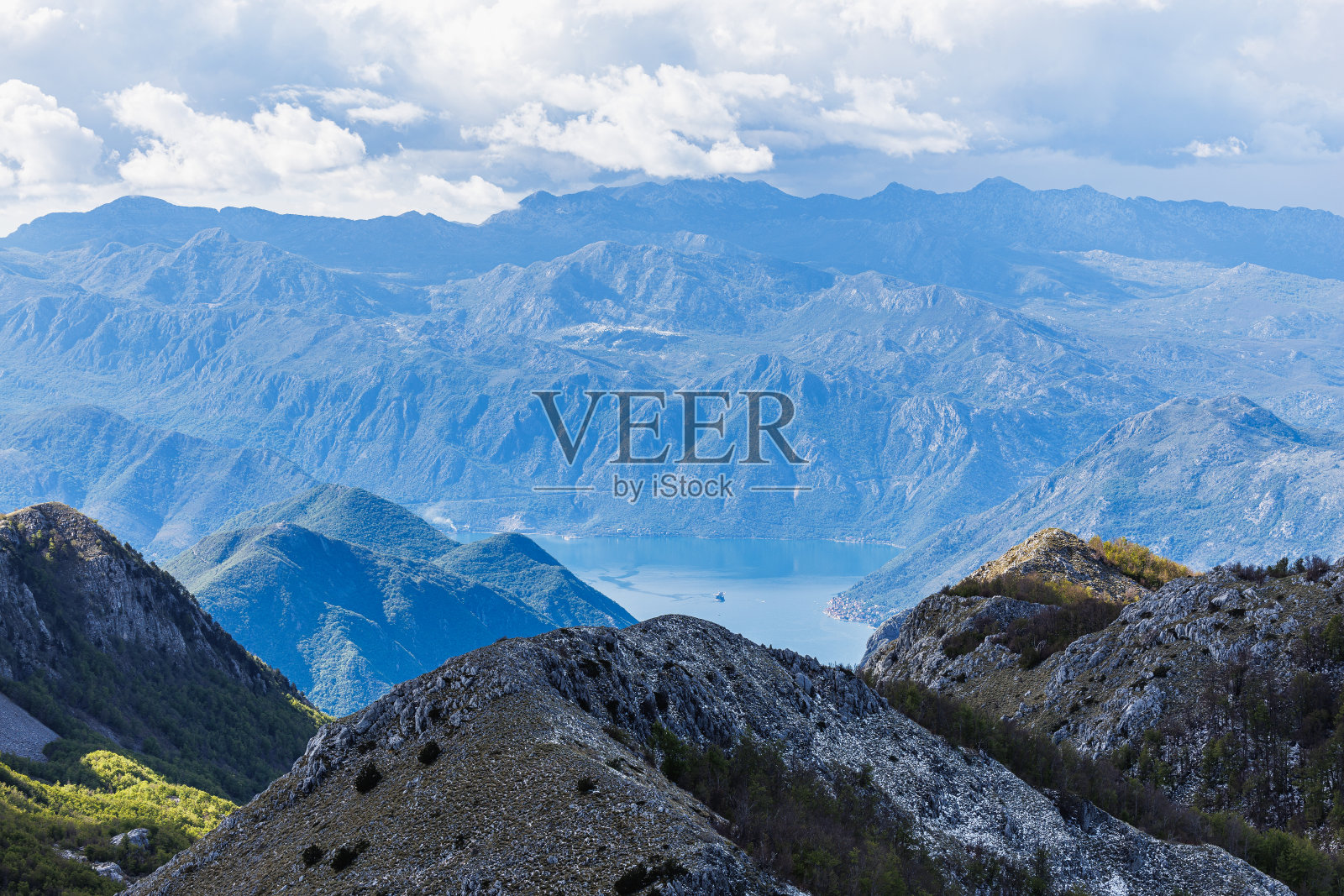 多云的天空之上的湖在山的中间景观照片摄影图片