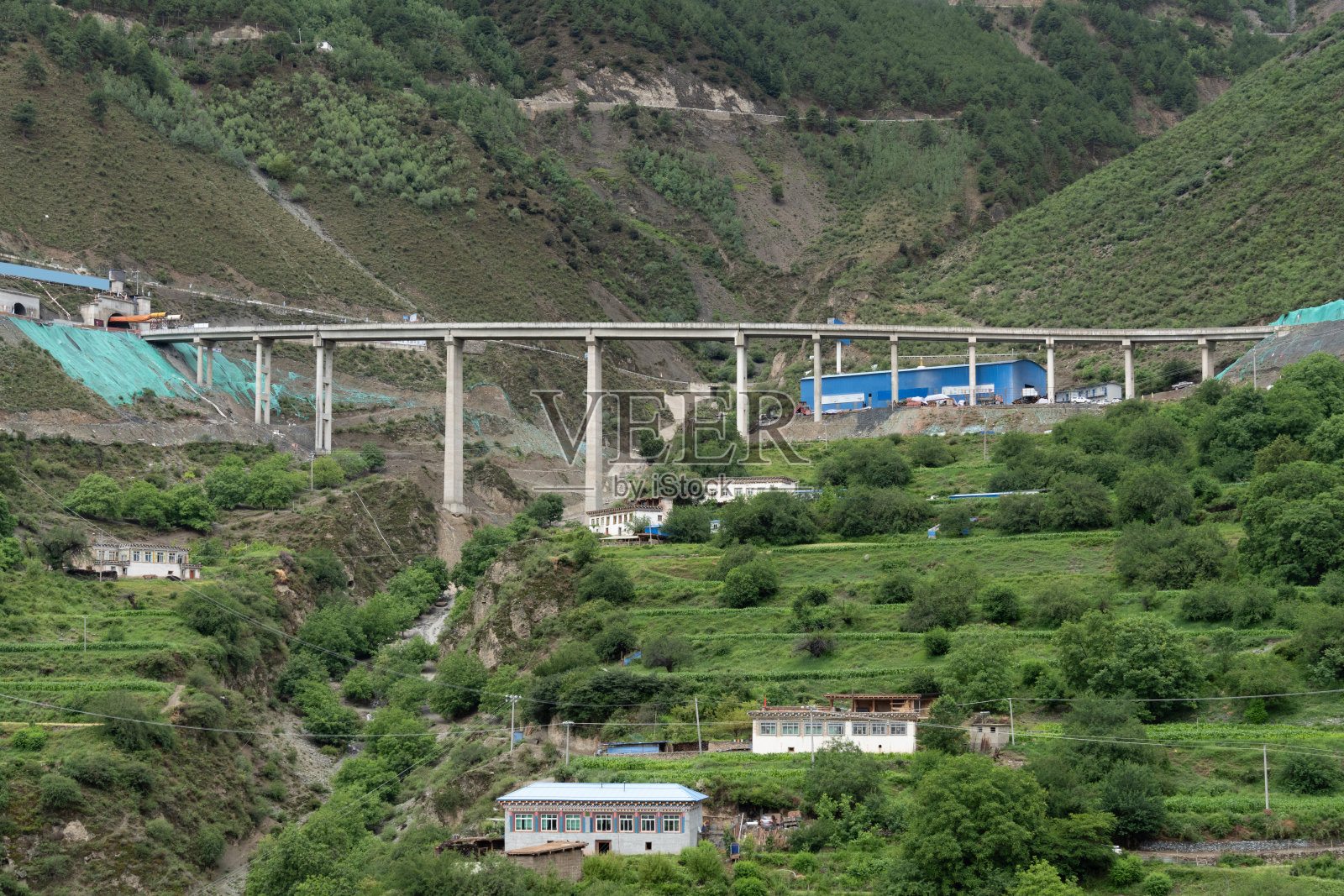 一座横跨峡谷的桥梁的施工现场照片摄影图片