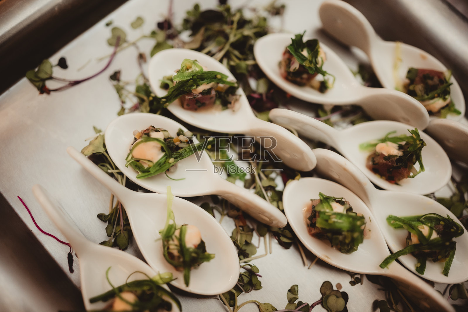 派对上的单个美味沙拉勺照片摄影图片