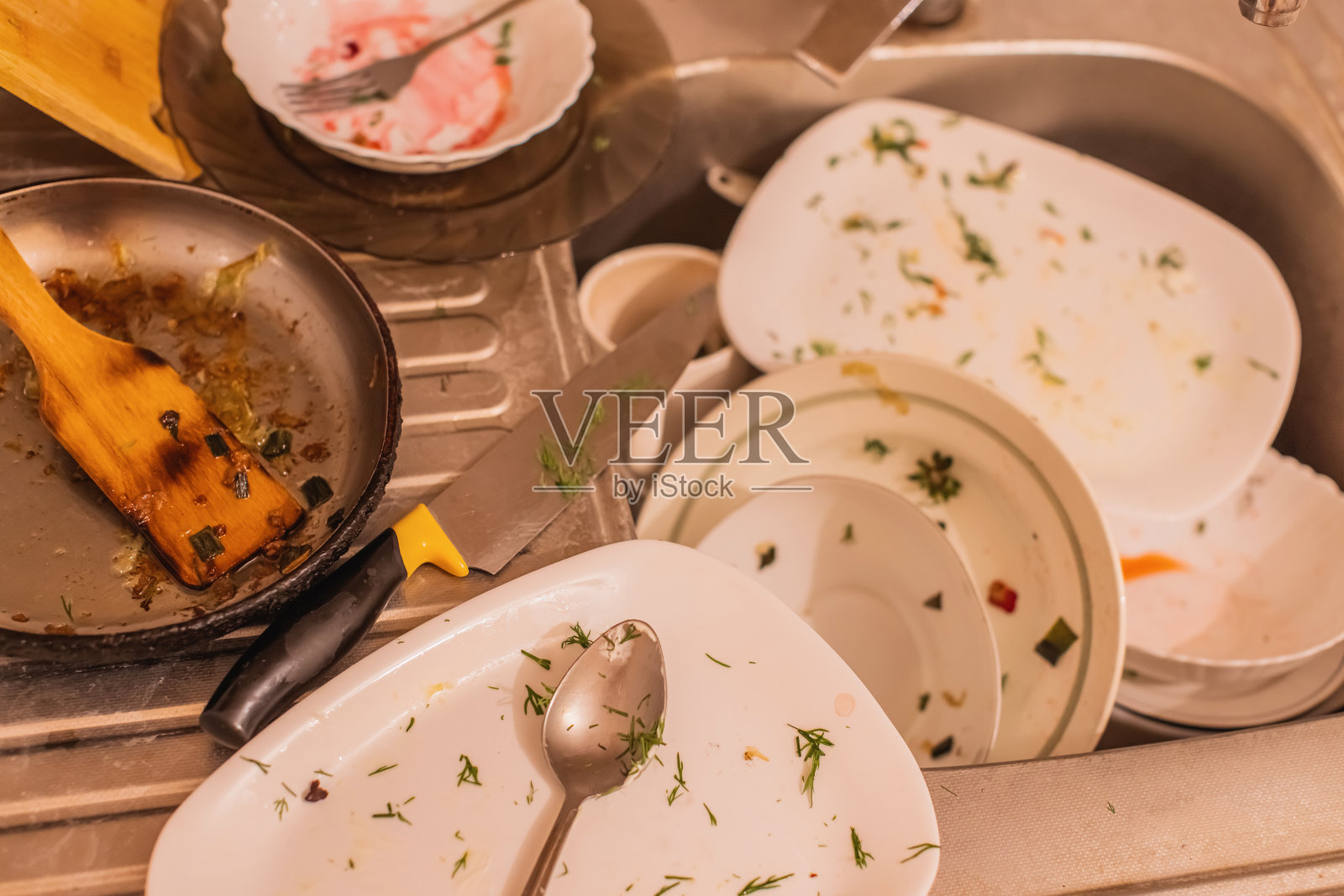 旧水槽里的脏盘子。照片摄影图片