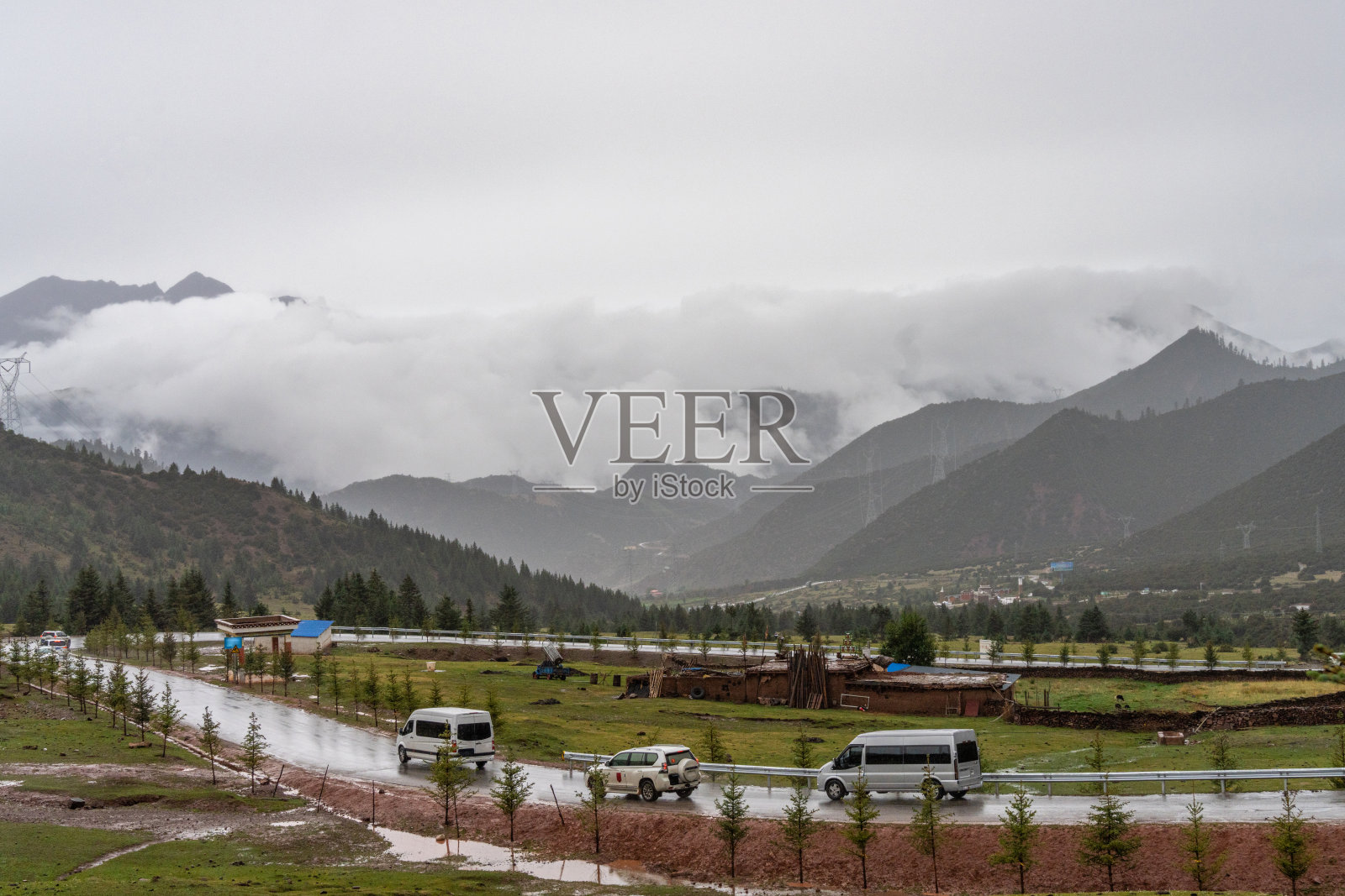 高原山脉和多云天气的道路照片摄影图片
