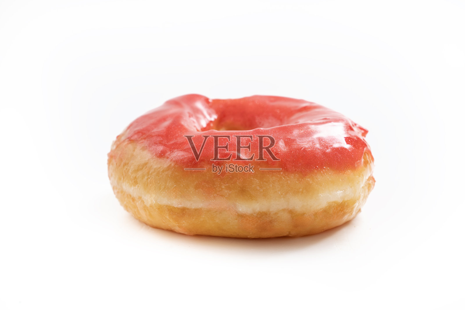 甜甜圈与红色光泽釉孤立在白色背景。照片摄影图片