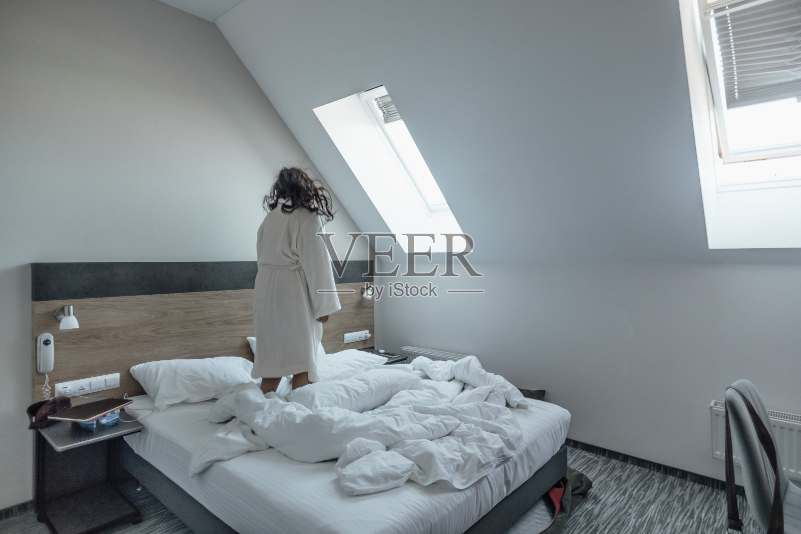 解放早晨的例行公事，在床上跳起来成为一种释放快乐和能量的仪式照片摄影图片