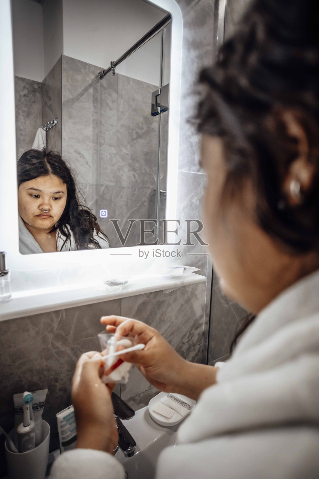 瞥见早晨仪式的安静孤独，个人护理遇到内省照片摄影图片