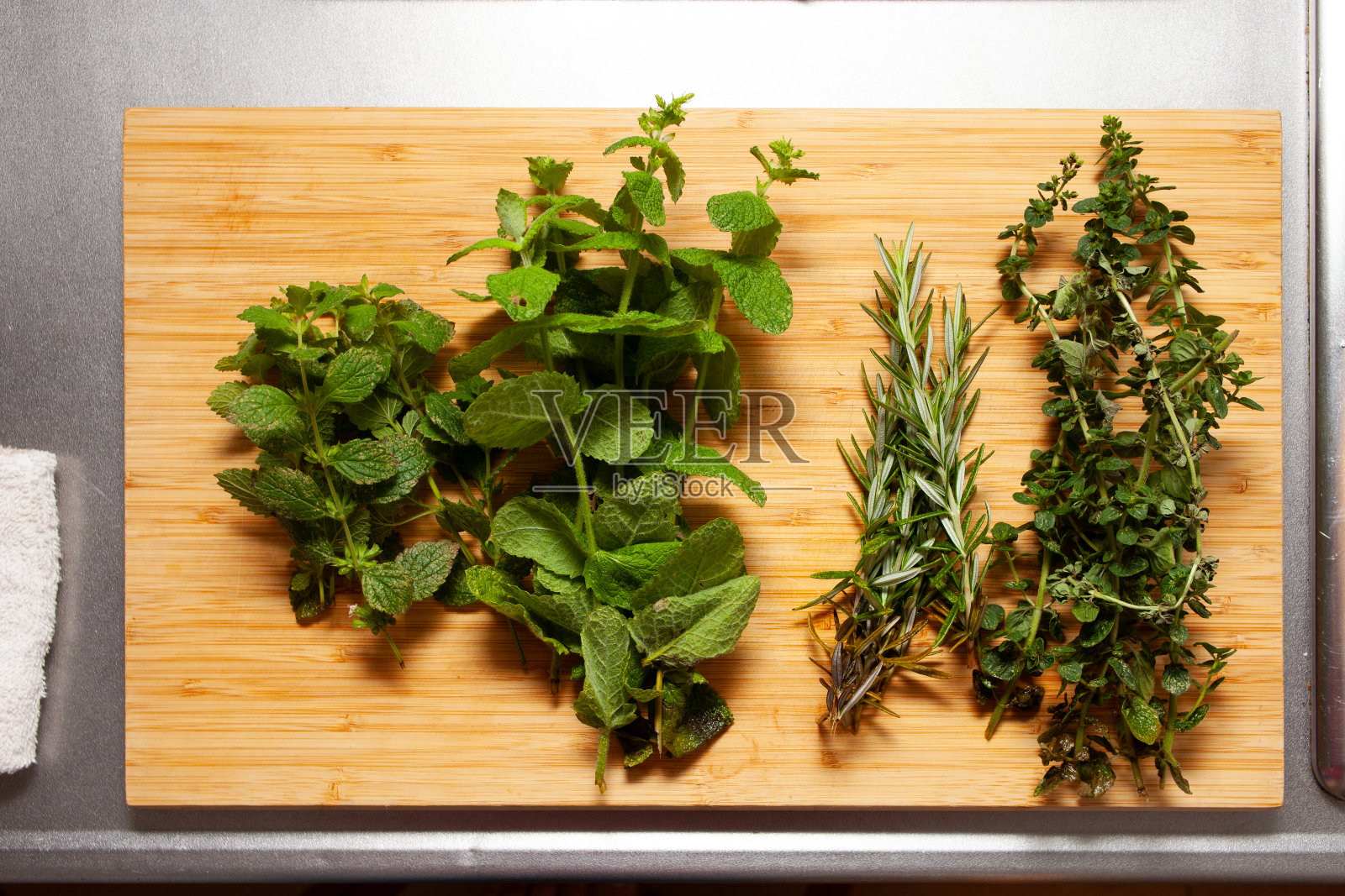 新鲜的香草放在厨房的砧板上照片摄影图片
