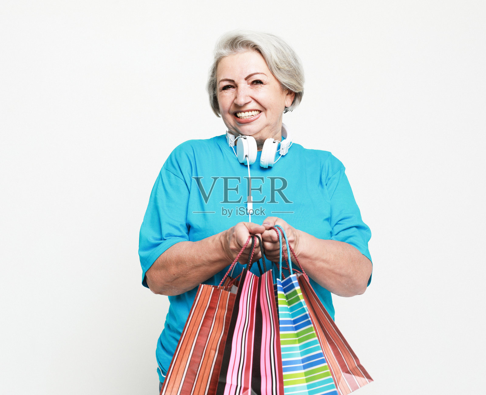 快乐的女人，带着白色背景的购物袋照片摄影图片