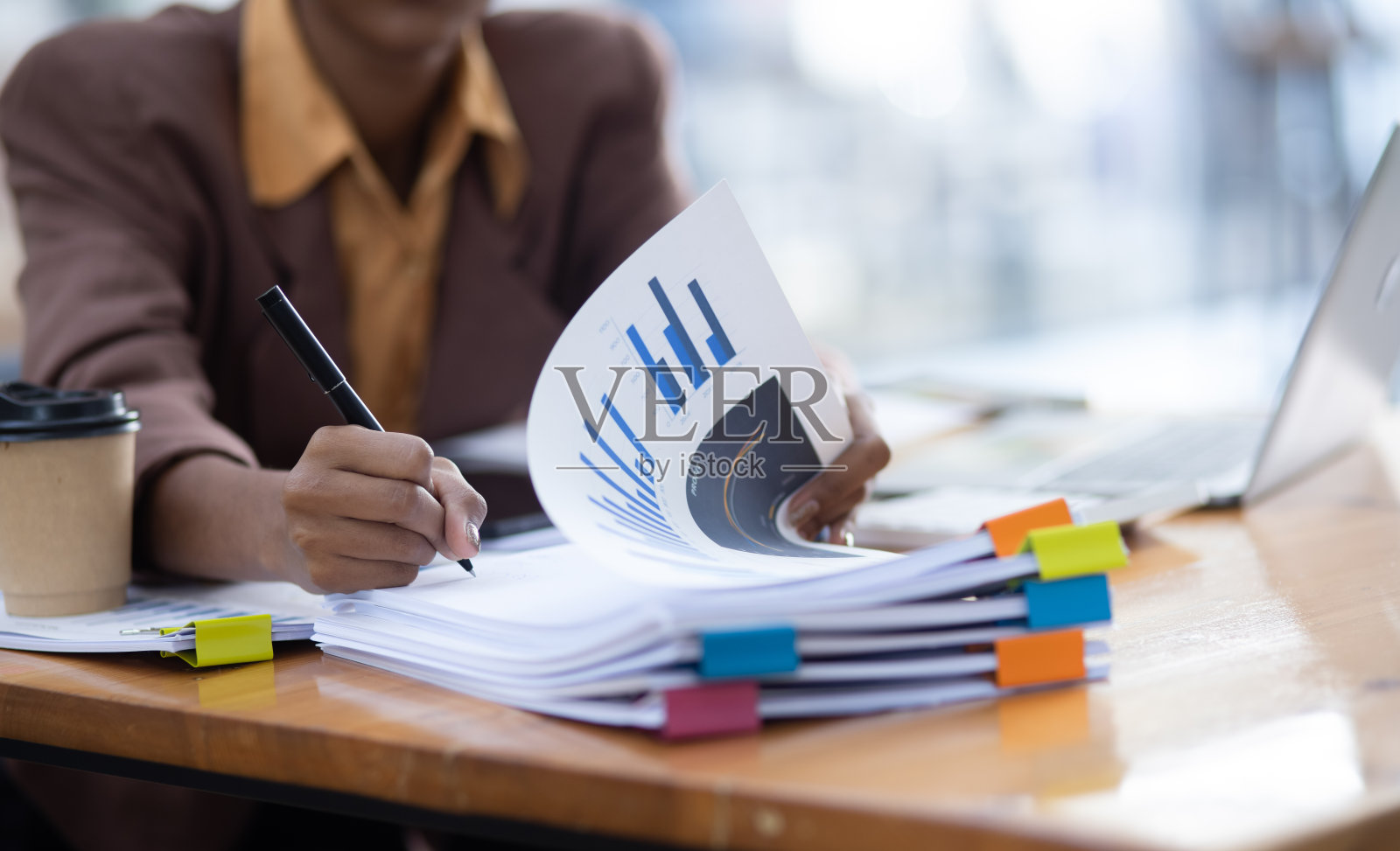 处理纸质文件的非裔美国妇女。照片摄影图片