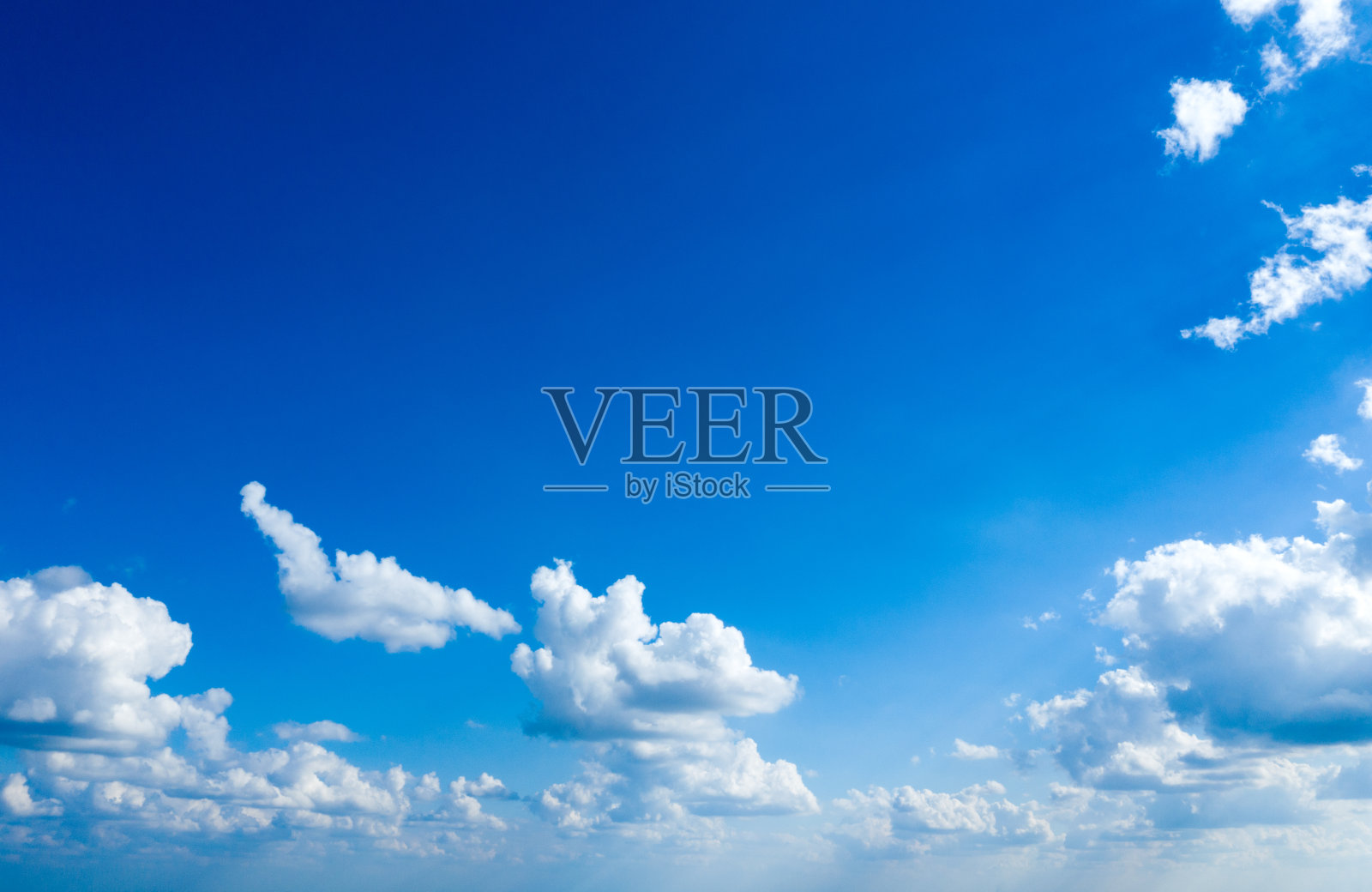 蓝色的天空背景与微小的云照片摄影图片