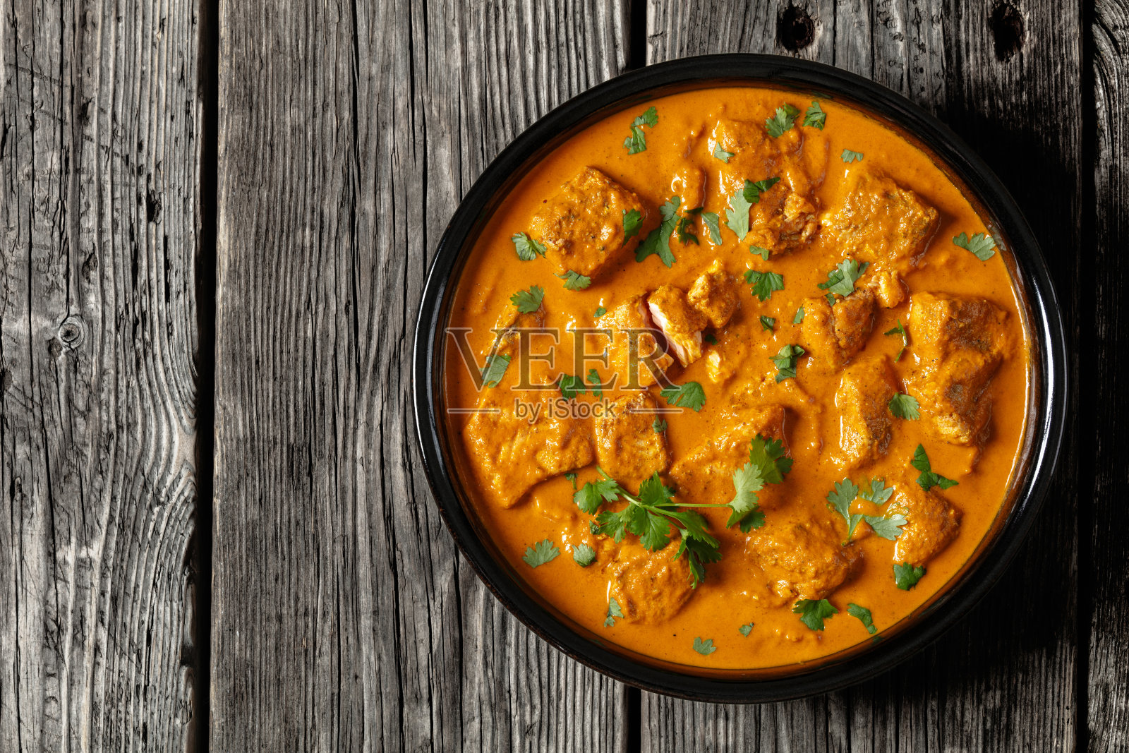 印度香辣咖喱鱼，三文鱼，俯视图照片摄影图片