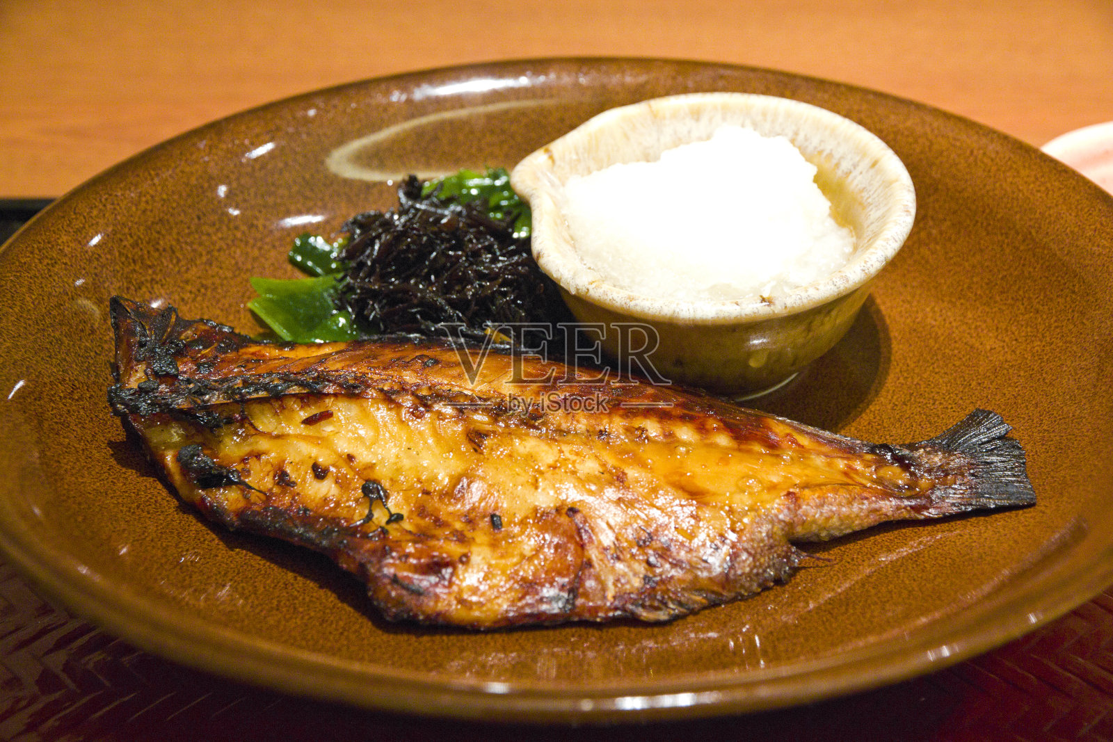 鱼Yakizakana(干燥和烧烤)切开并干燥。日本料理。照片摄影图片