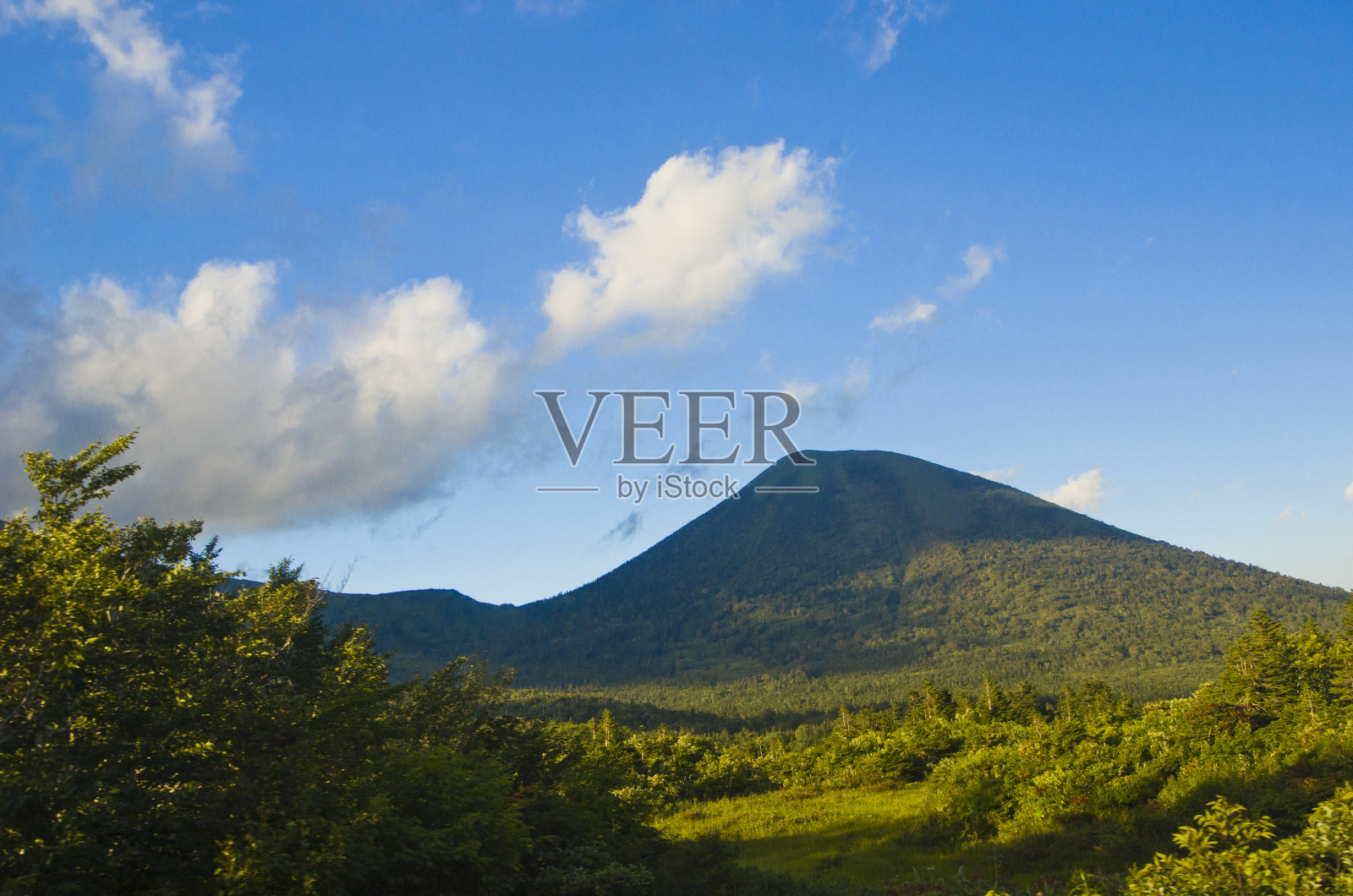 日本东北地区青森县武田八幡台国立公园的Hakkoda山景观。照片摄影图片