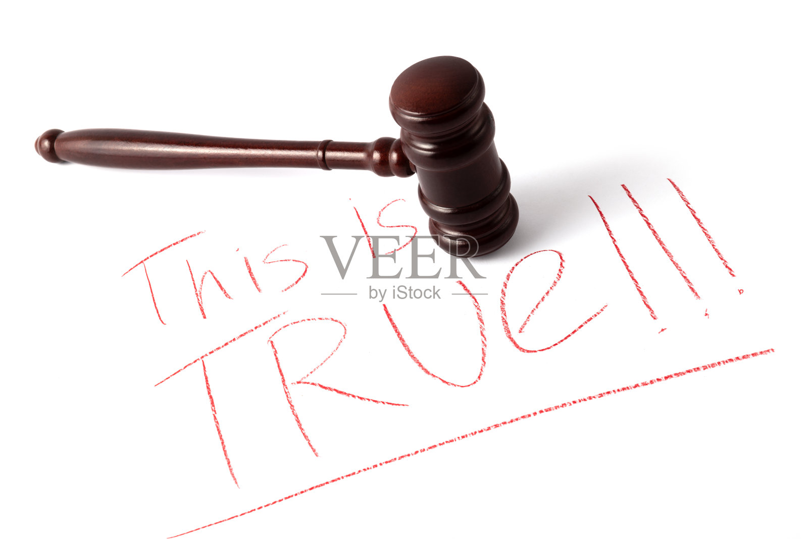 红色铅笔写成的“这是真相”字样与法官木槌照片摄影图片