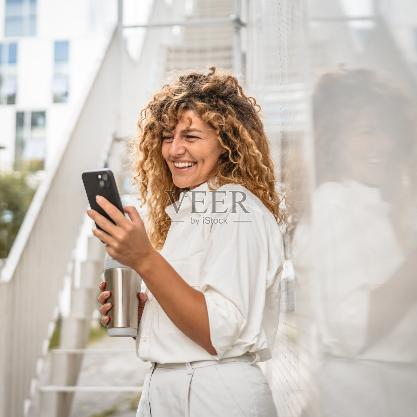 成年女性站着使用手机的肖像照片摄影图片