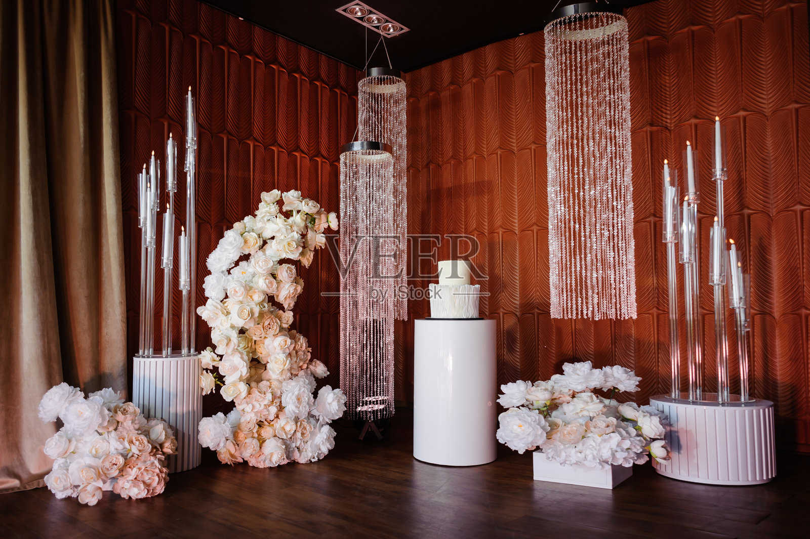 接待处的白色婚礼蛋糕，上面有鲜花和水晶珠照片摄影图片