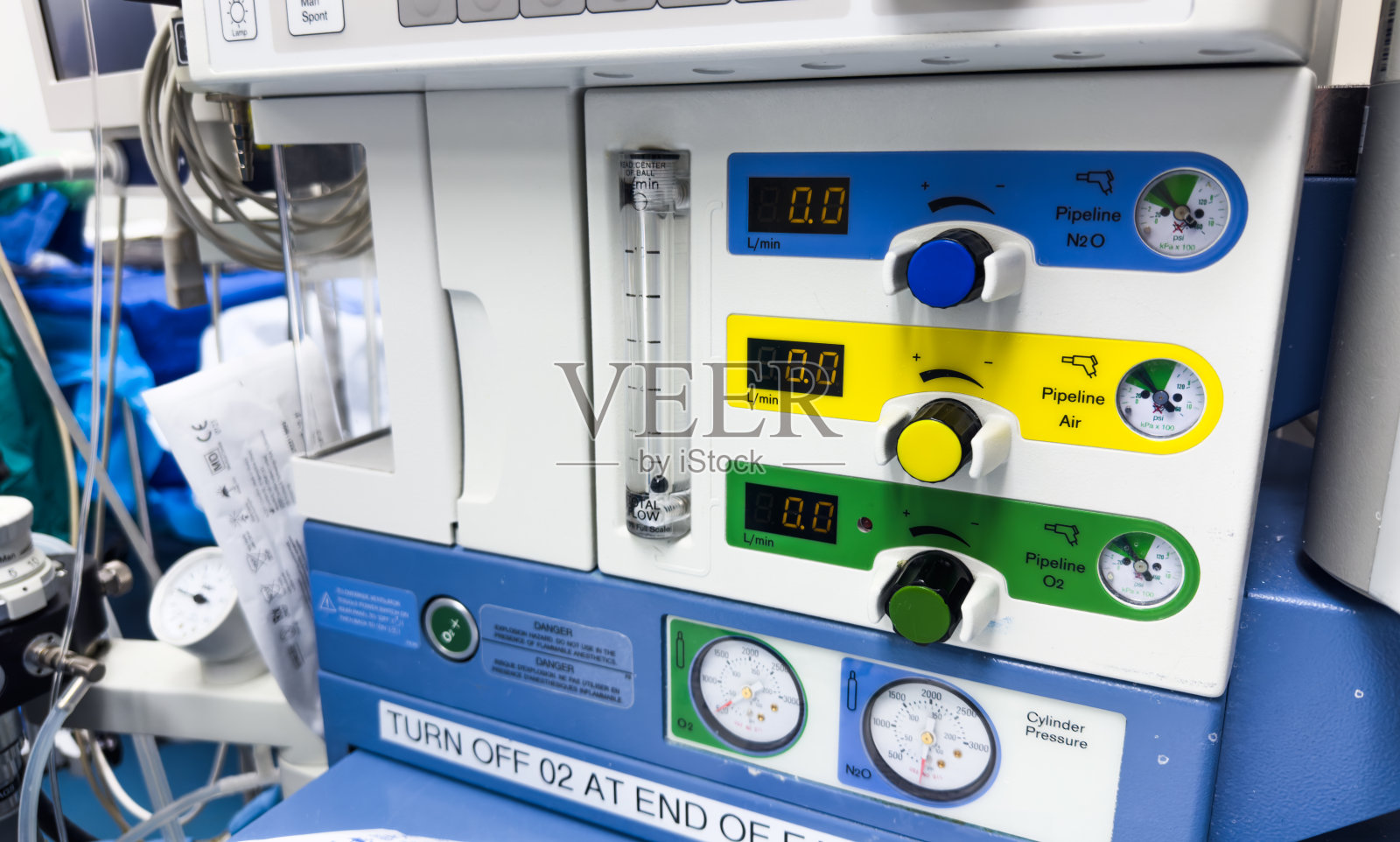 现代化的医院麻醉机，配备气道通气系统，配备数字屏幕和各种管道，设置在干净明亮的手术室，随时为患者护理照片摄影图片