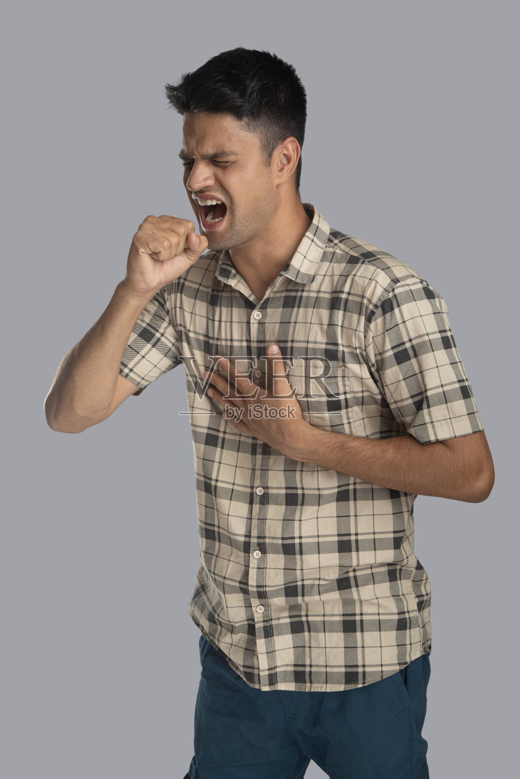 身体不适的男子咳嗽和触摸胸部疼痛的肖像照片摄影图片