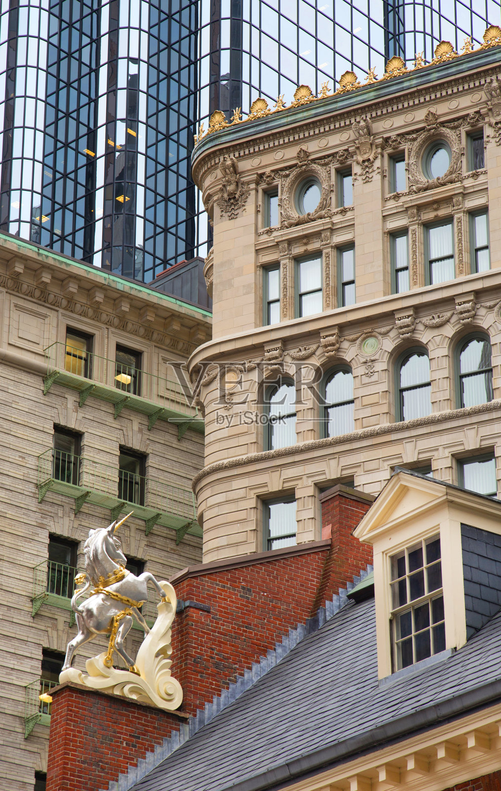 城市里的新老建筑照片摄影图片