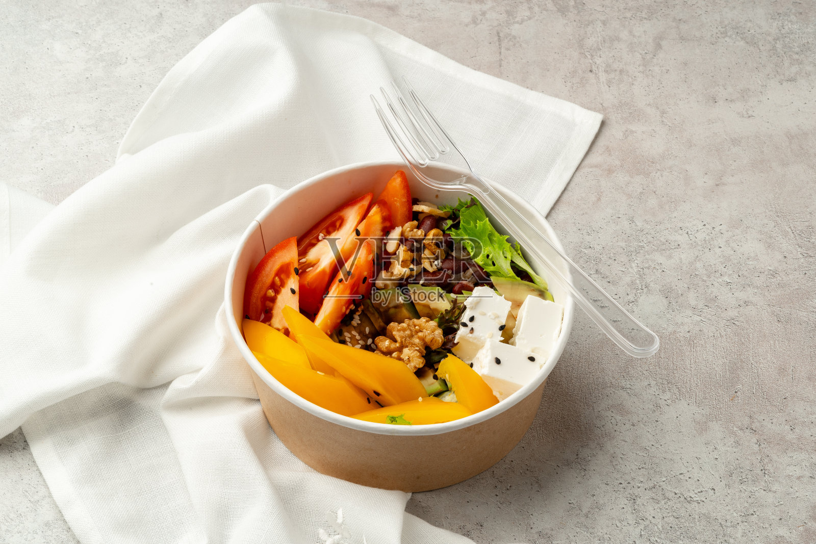 美味的poke碗在灰色纹理表面照片摄影图片