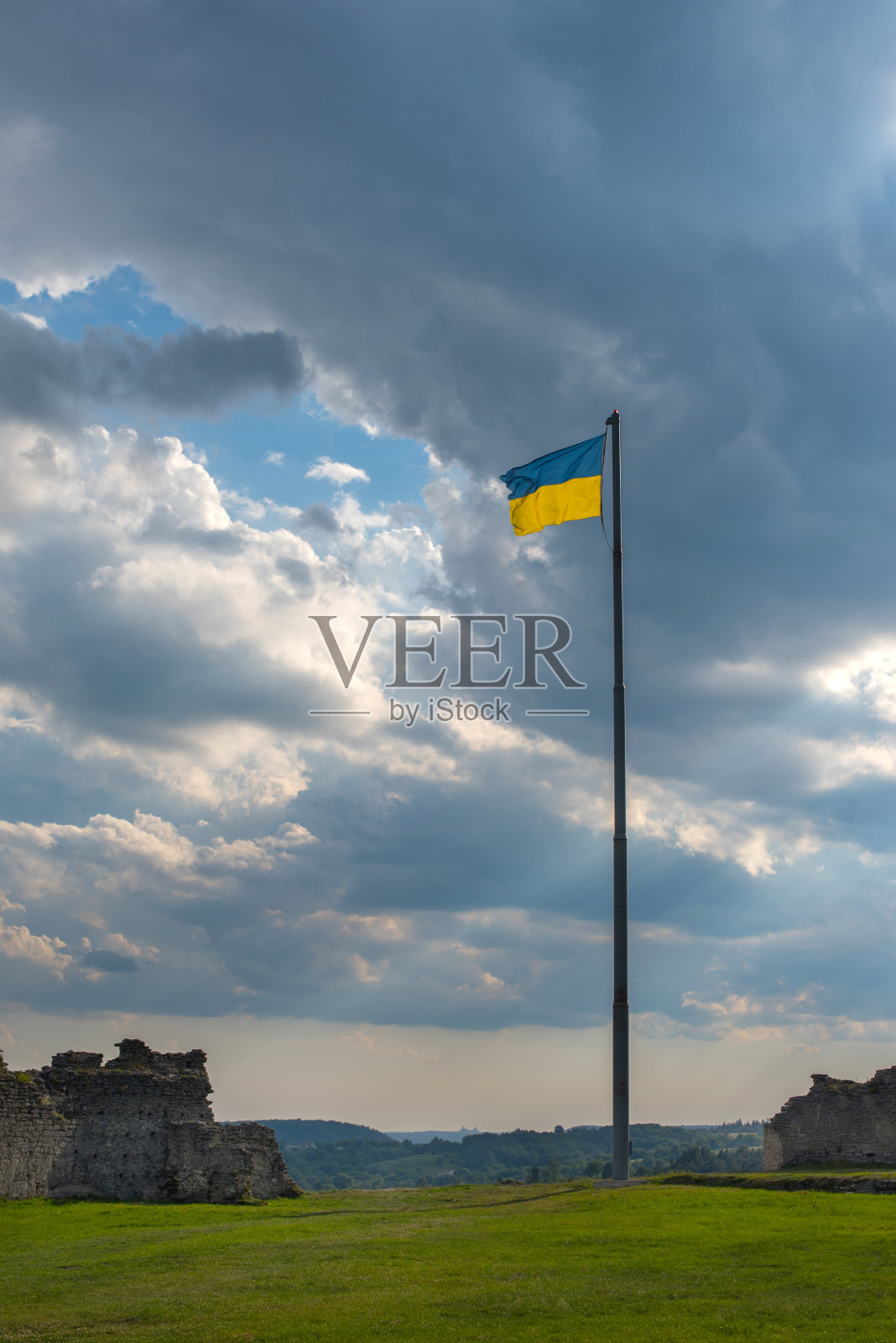 杆子上插着乌克兰国旗的防御墙位于乌克兰捷尔诺波尔地区克雷梅涅茨博纳山的古克雷梅涅茨城堡。照片摄影图片