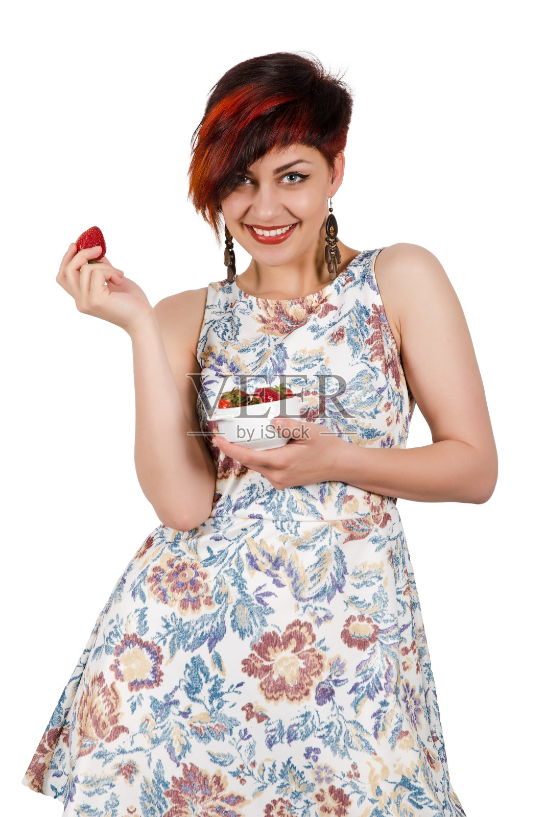 年轻微笑的女孩吃草莓。孤立于白色照片摄影图片