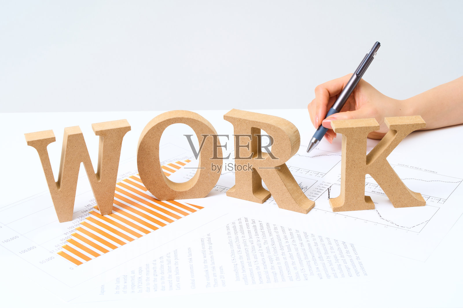 木制字母积木，上面排列着“WORK”这个词照片摄影图片