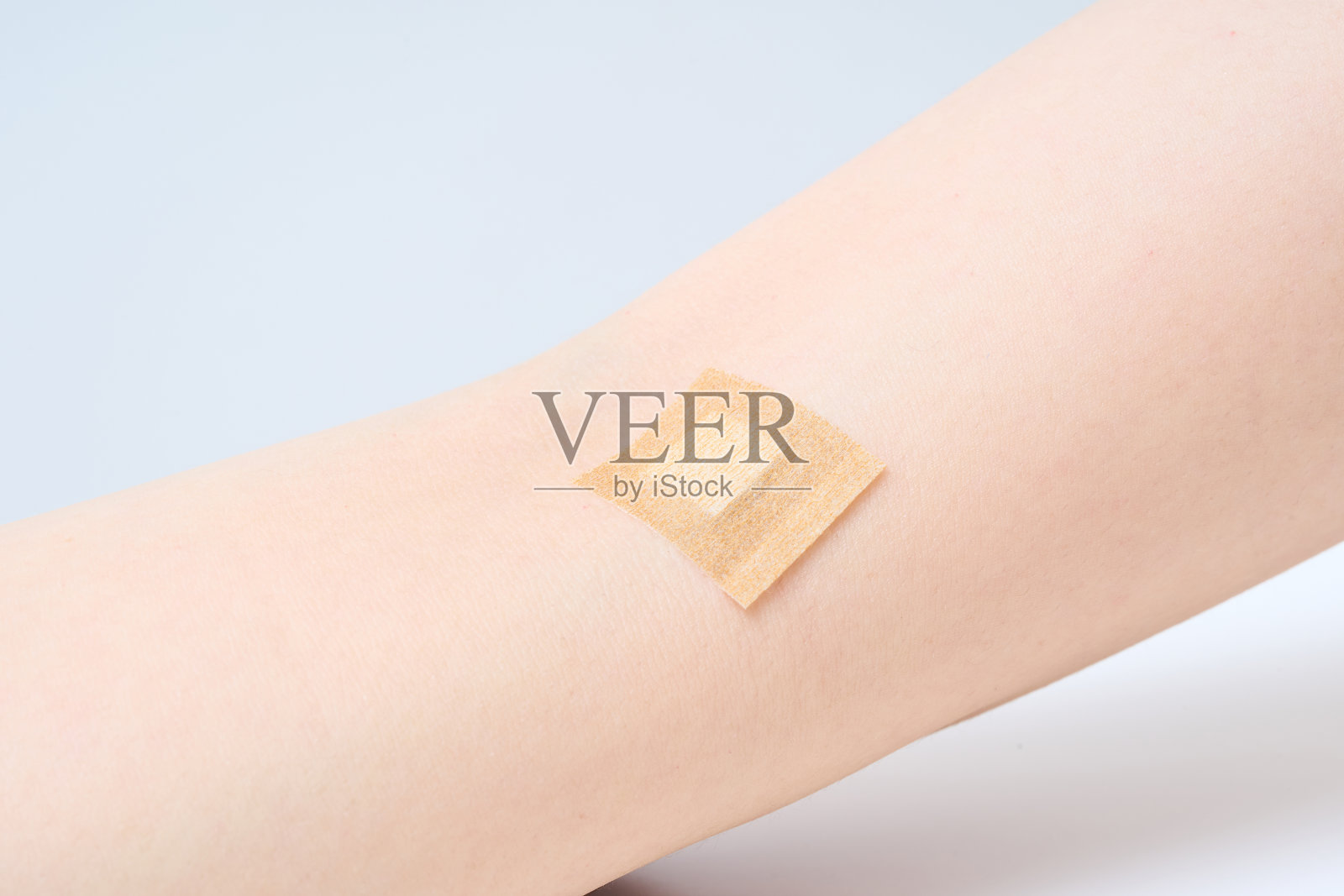 注射后手臂贴片照片摄影图片