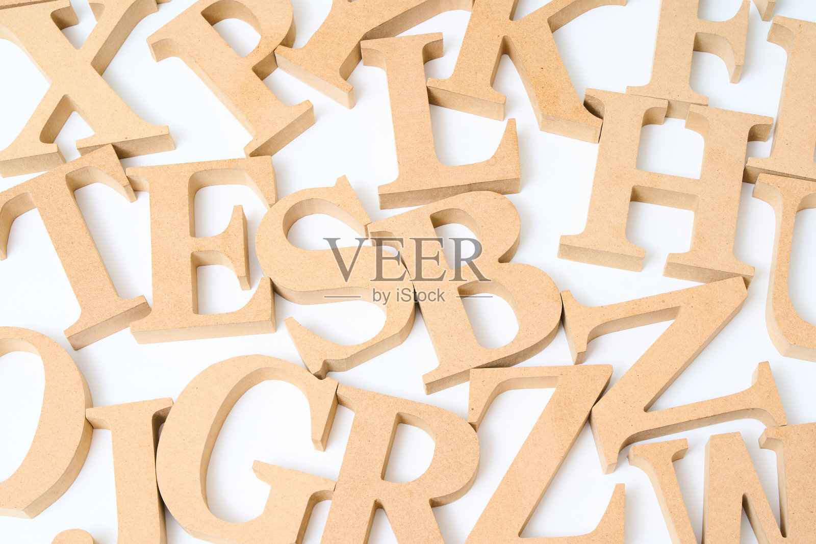 杂乱排列的木制字母块照片摄影图片