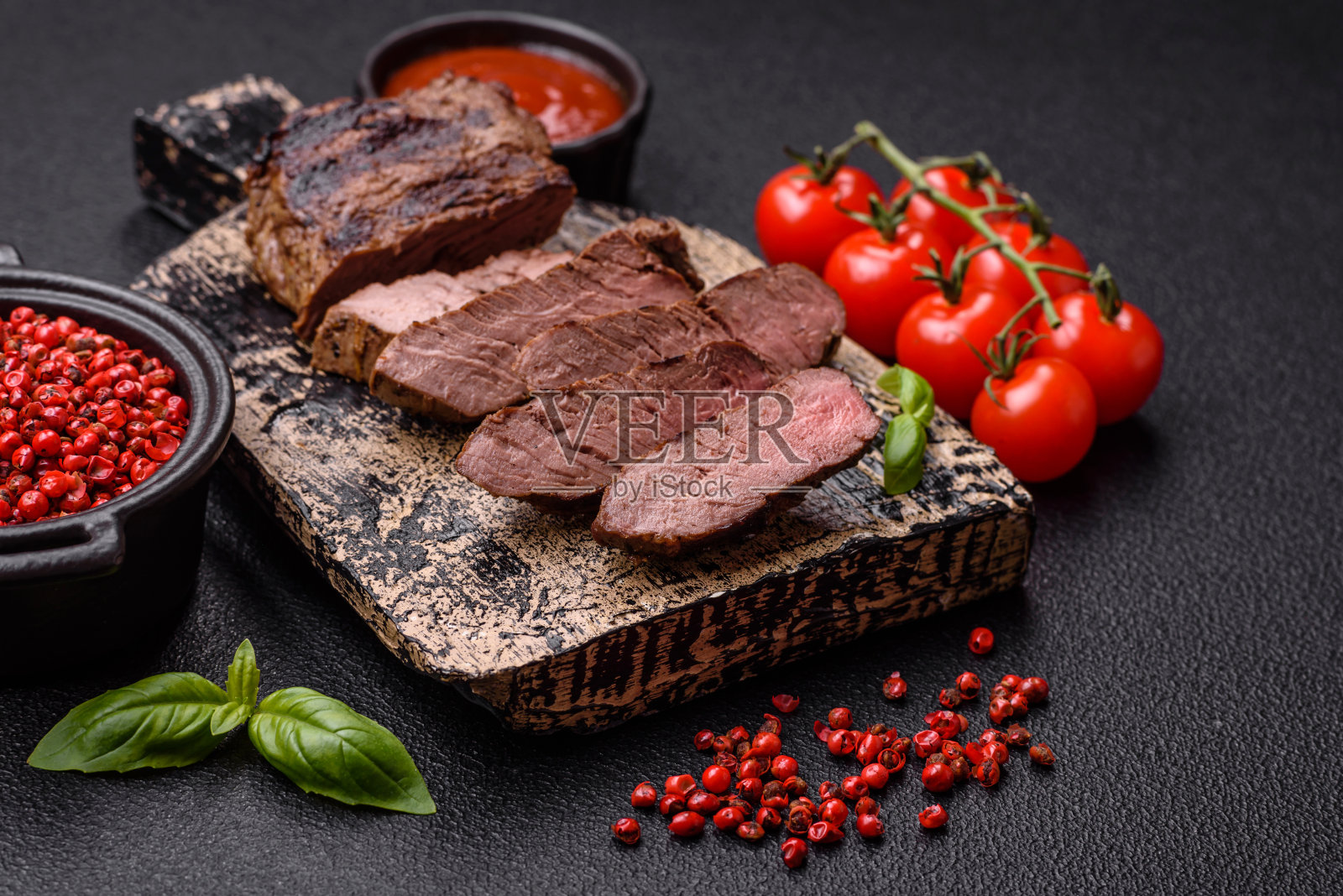 新鲜多汁的美味牛排在黑暗的背景照片摄影图片