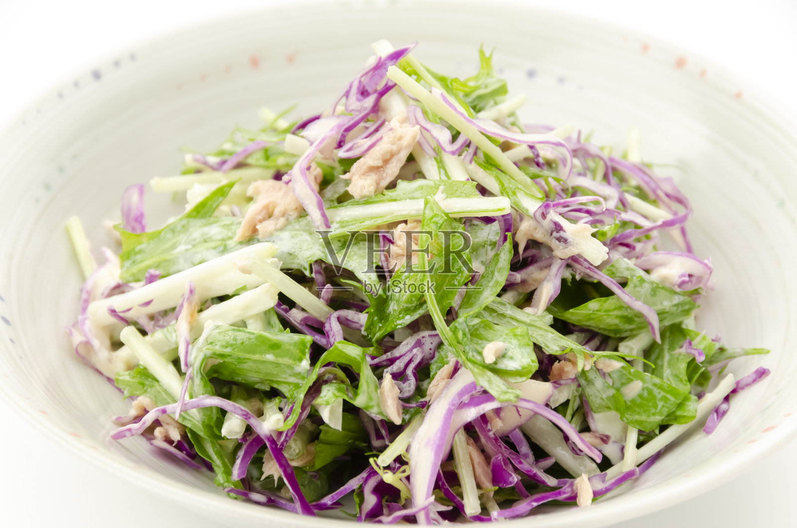 红卷心菜和水菜沙拉照片摄影图片