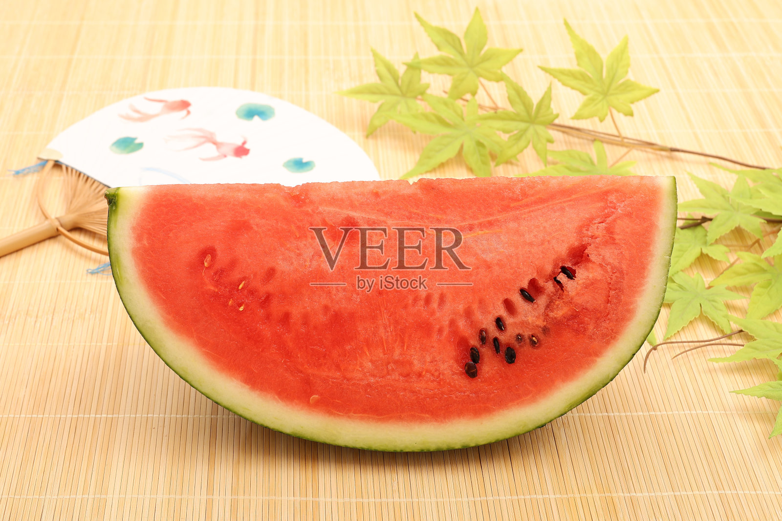 新鲜采摘和切好的西瓜照片摄影图片